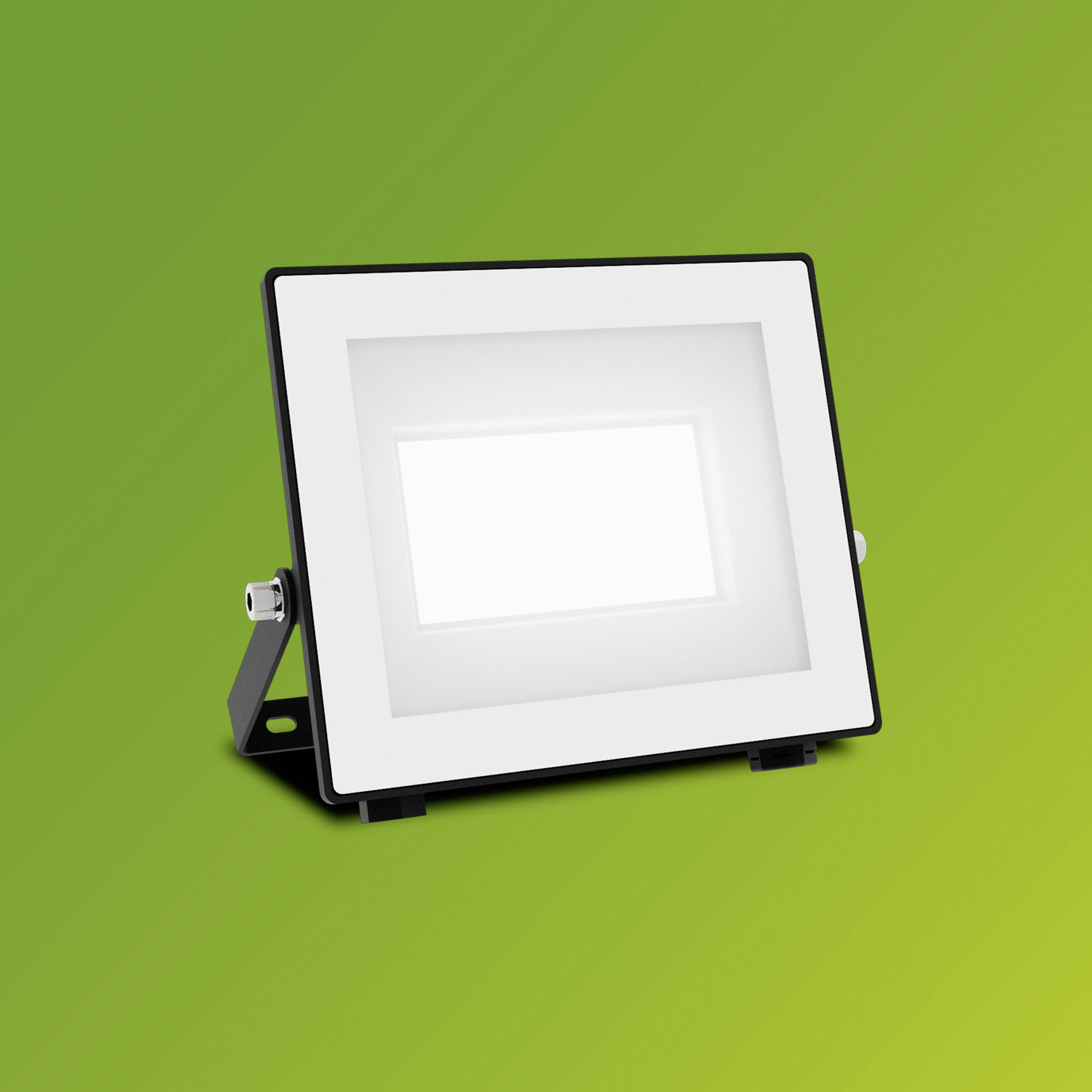 Ein weißer LED-Fluter mit schwarzem Rahmen vor grünem Hintergrund, gezeigt in leicht zur Seite gedrehter Position.