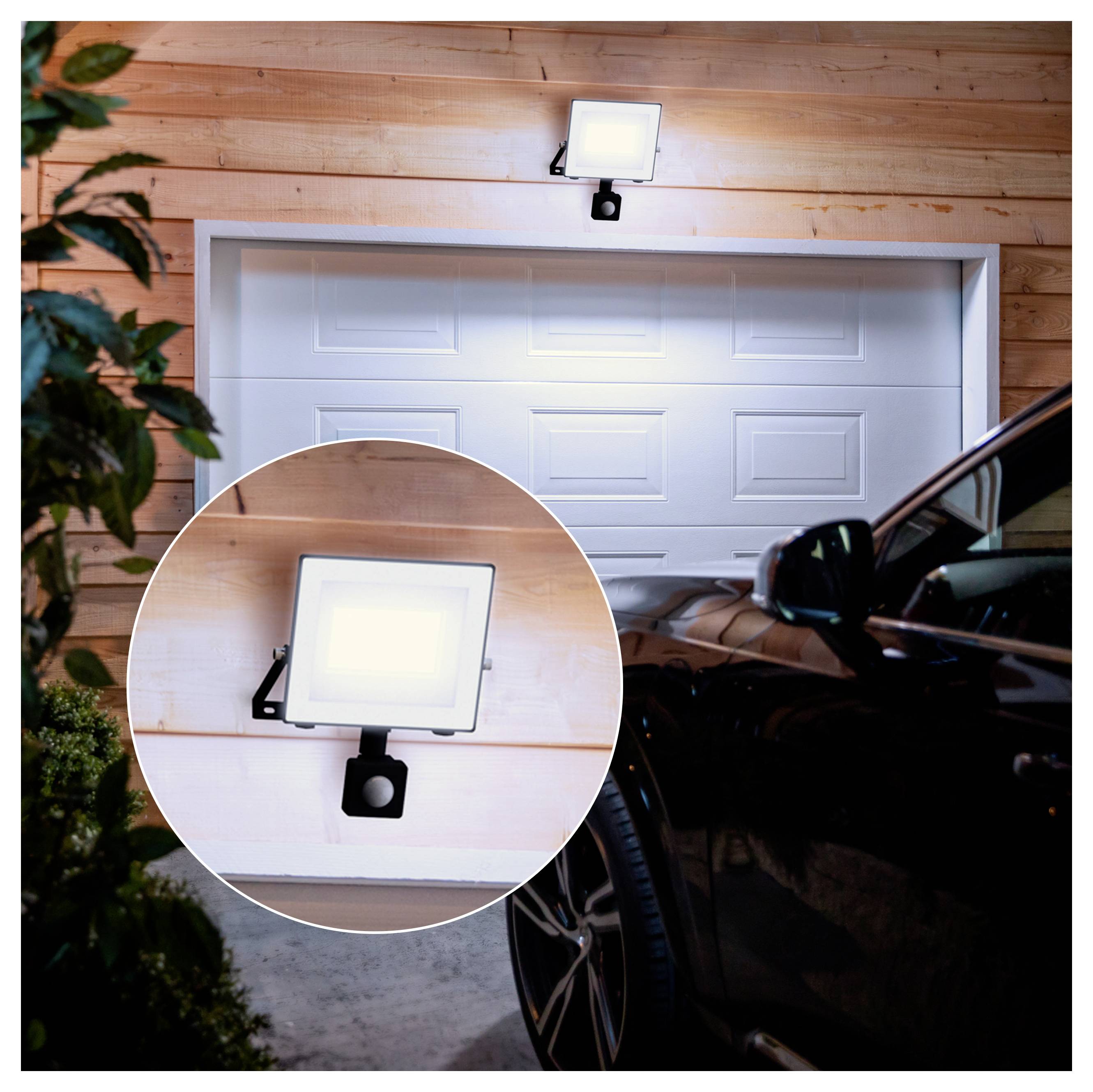 Outdoor-Garage mit bewegungsaktiviertem Flutlicht über einer geschlossenen Garagentür, dargestellt mit einer kreisförmigen Vergrößerung des Lichts.