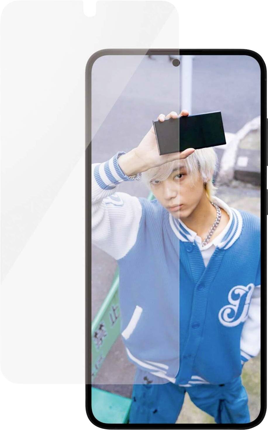 Person mit blonden Haaren in blauer Jacke hält ein Smartphone in der Hand, während sie in die Kamera schaut. Davor ist ein Display-Schutz abgebildet.