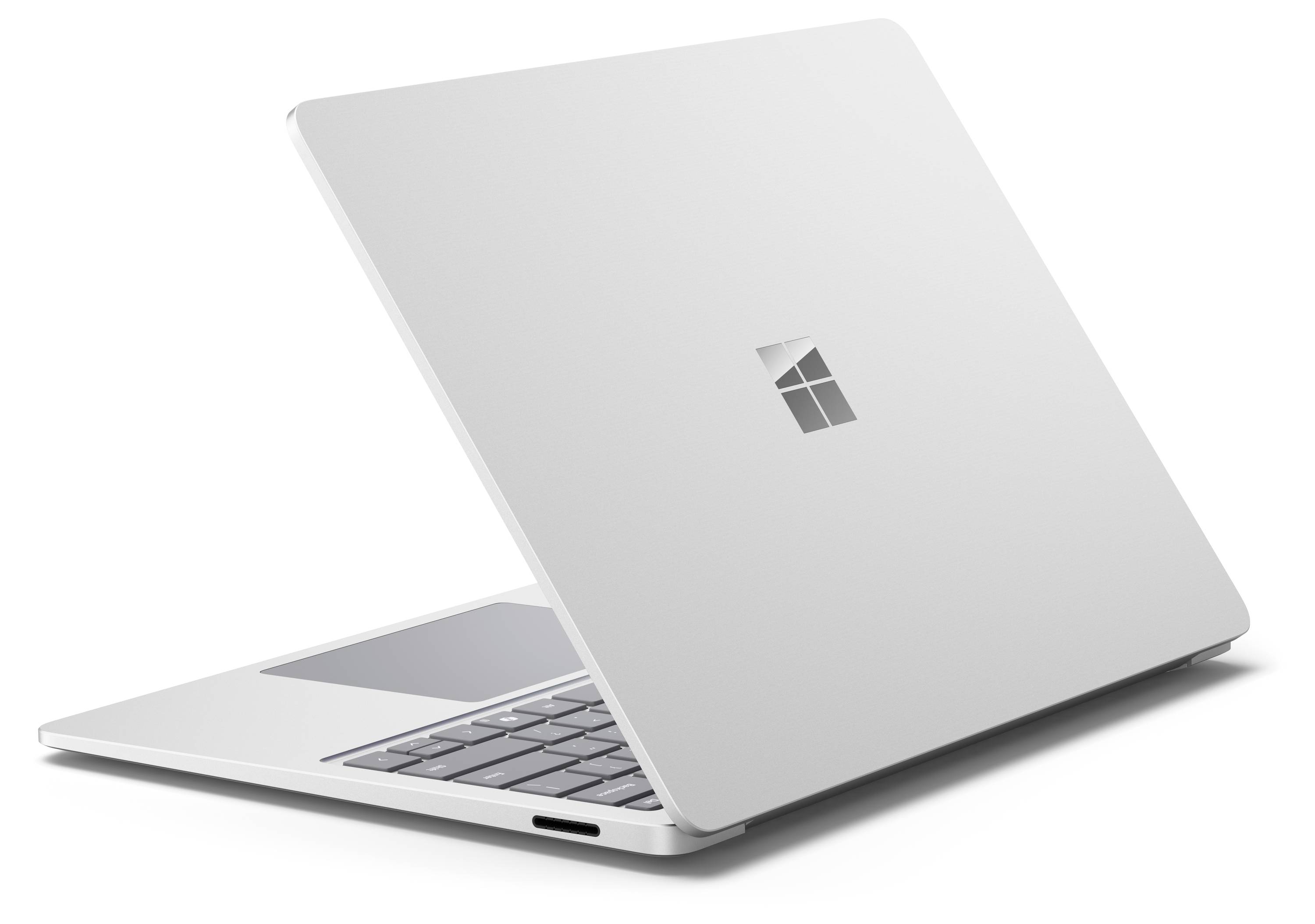 Ein silberner Laptop in Seitenansicht, teils geöffnet, zeigt eine glatte Oberfläche mit einem quadratischen Logo auf dem Deckel.