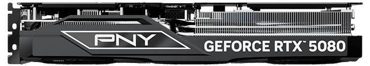 Eine Grafikkarte von PNY, Modell 'GeForce RTX 5080', seitliche Ansicht mit sichtbaren Kühlrippen und Anschlüssen.