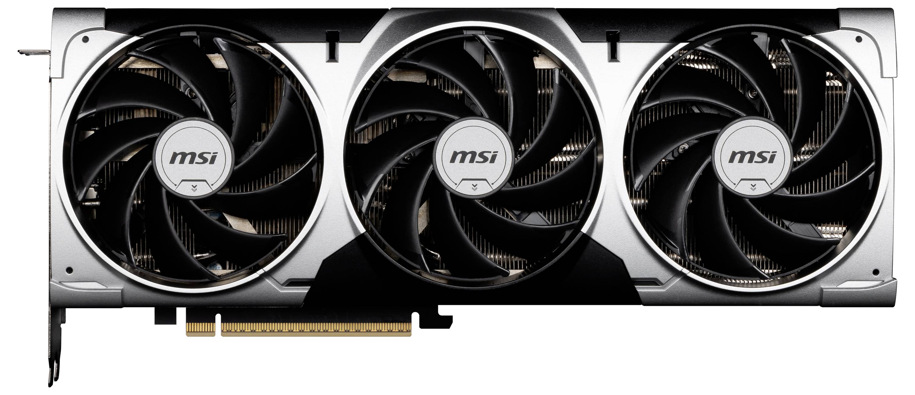 Dreiflügelige MSI-Grafikkarte mit schwarzem und silbernem Design, Sicht auf die Lüfterseite, PCIe-Anschluss unten.