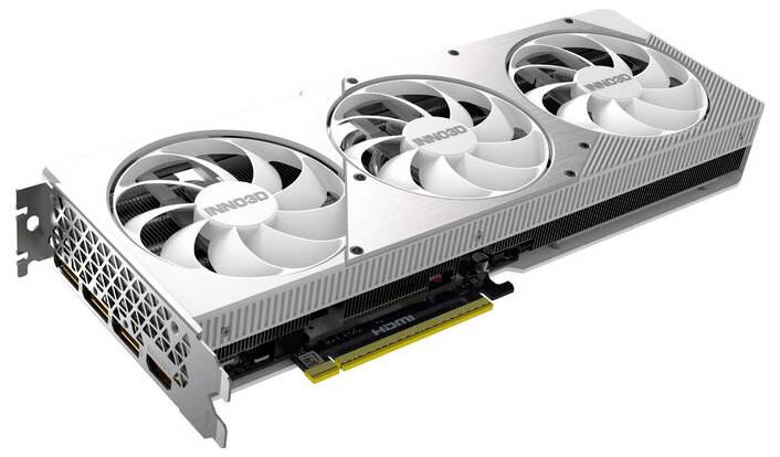 Eine Grafikkarte mit drei Lüftern, silbernem Gehäuse und sichtbaren Anschlüssen an der Seite, geeignet für leistungsstarke Computer.