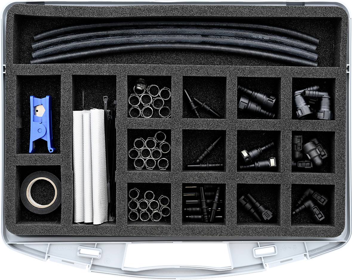 Koffer mit sortierten Werkzeugen und Zubehör für Sanitärinstallationen, darunter Rohre, Verbinder, Band, Schläuche und ein Rohrschneider.