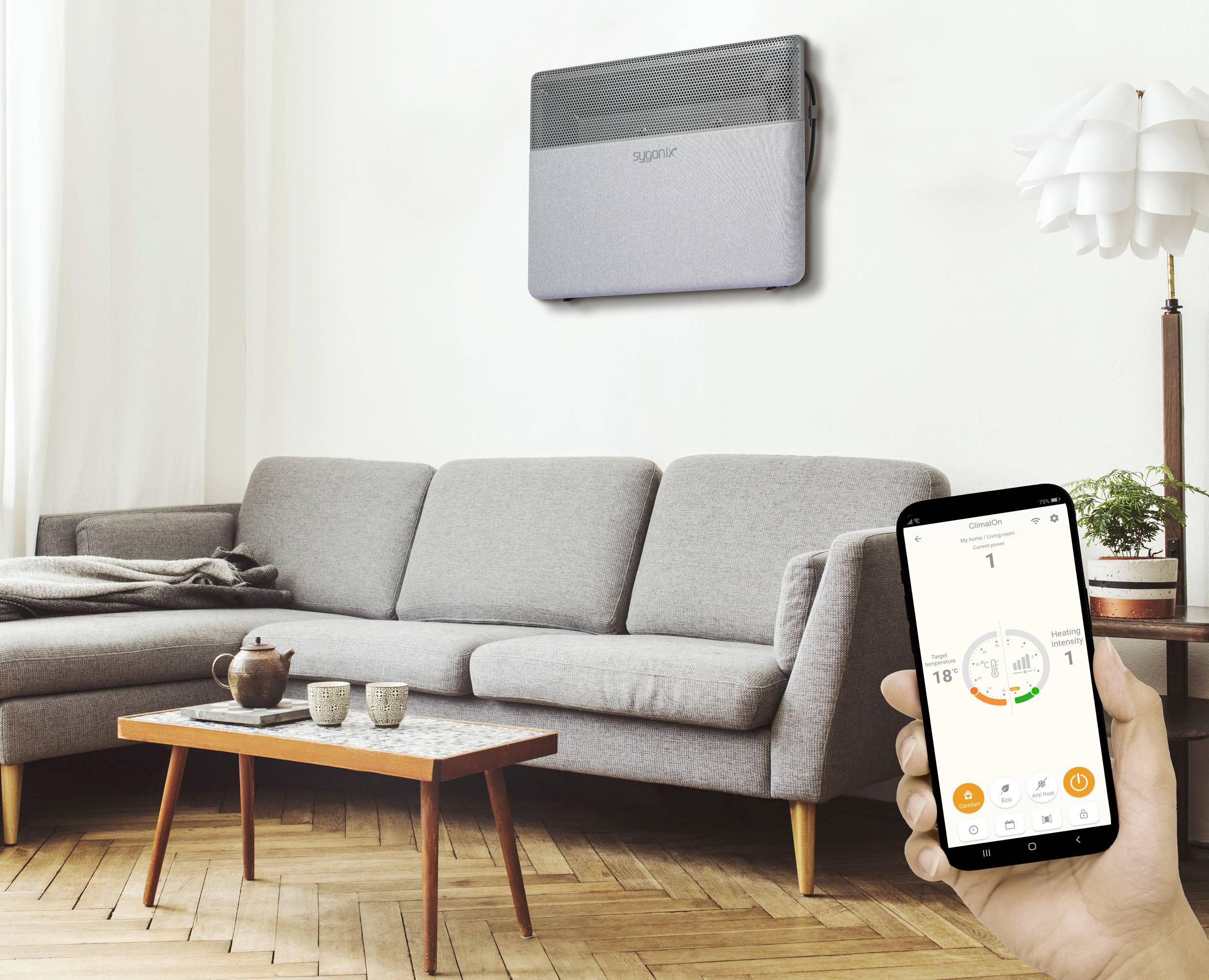 Ein Wohnzimmer mit grauem Sofa, Tisch und Teppich. Eine Person hält ein Smartphone, das eine Klimaanlagensteuerung anzeigt.
