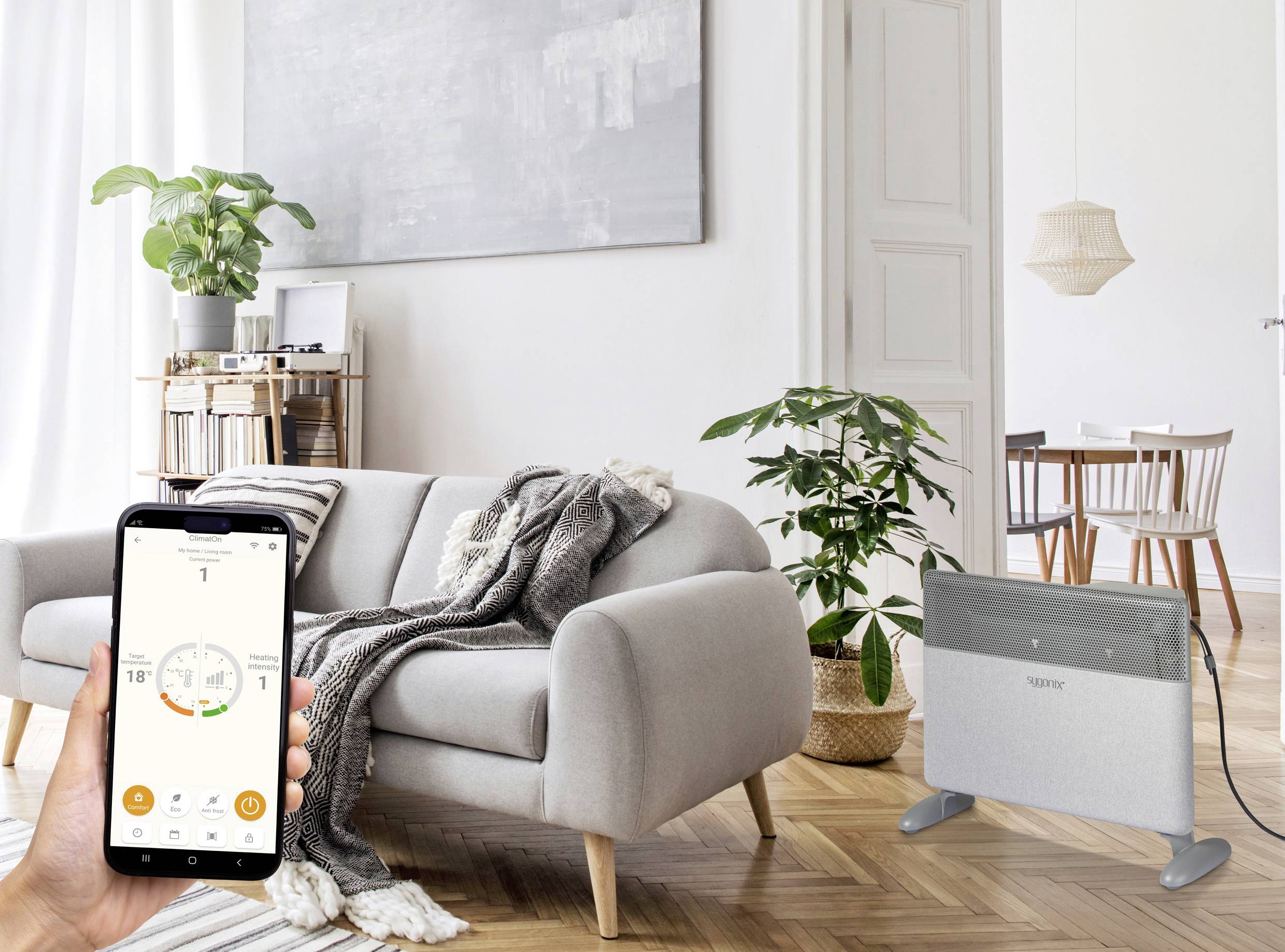 Eine Person hält ein Smartphone, das eine Heizungssteuerungs-App anzeigt; im Hintergrund ein modernes Wohnzimmer mit gemütlichem Sofa.