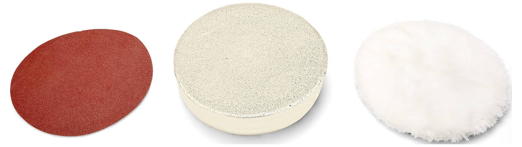 Drei Schleif- und Polierpads: links rot, in der Mitte beiges Schleifpad, rechts weißes Polierpad.