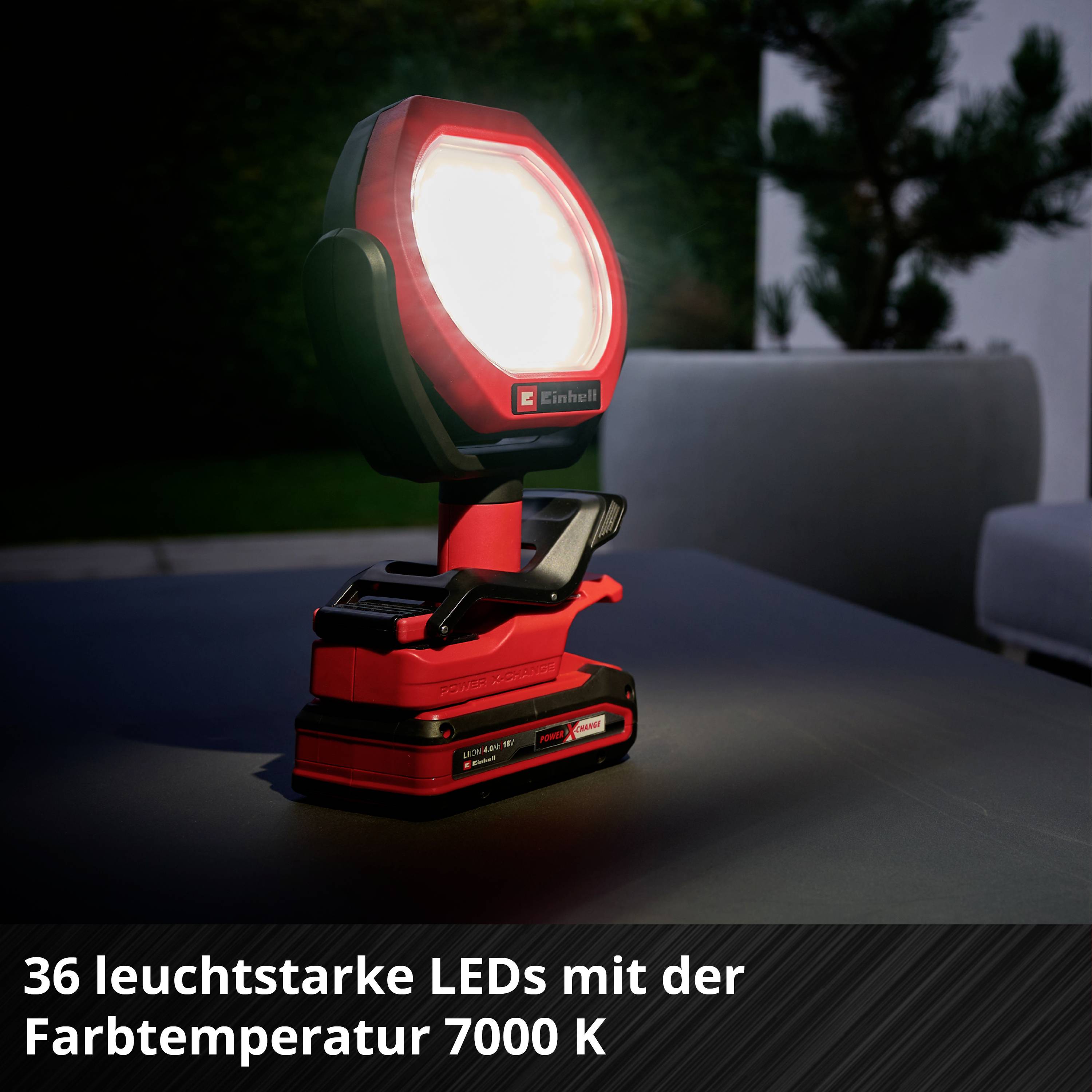 Eine tragbare LED-Lampe auf einem Tisch leuchtet hell in der Dunkelheit. Text unten: '36 leuchtstarke LEDs mit der Farbtemperatur 7000 K'.