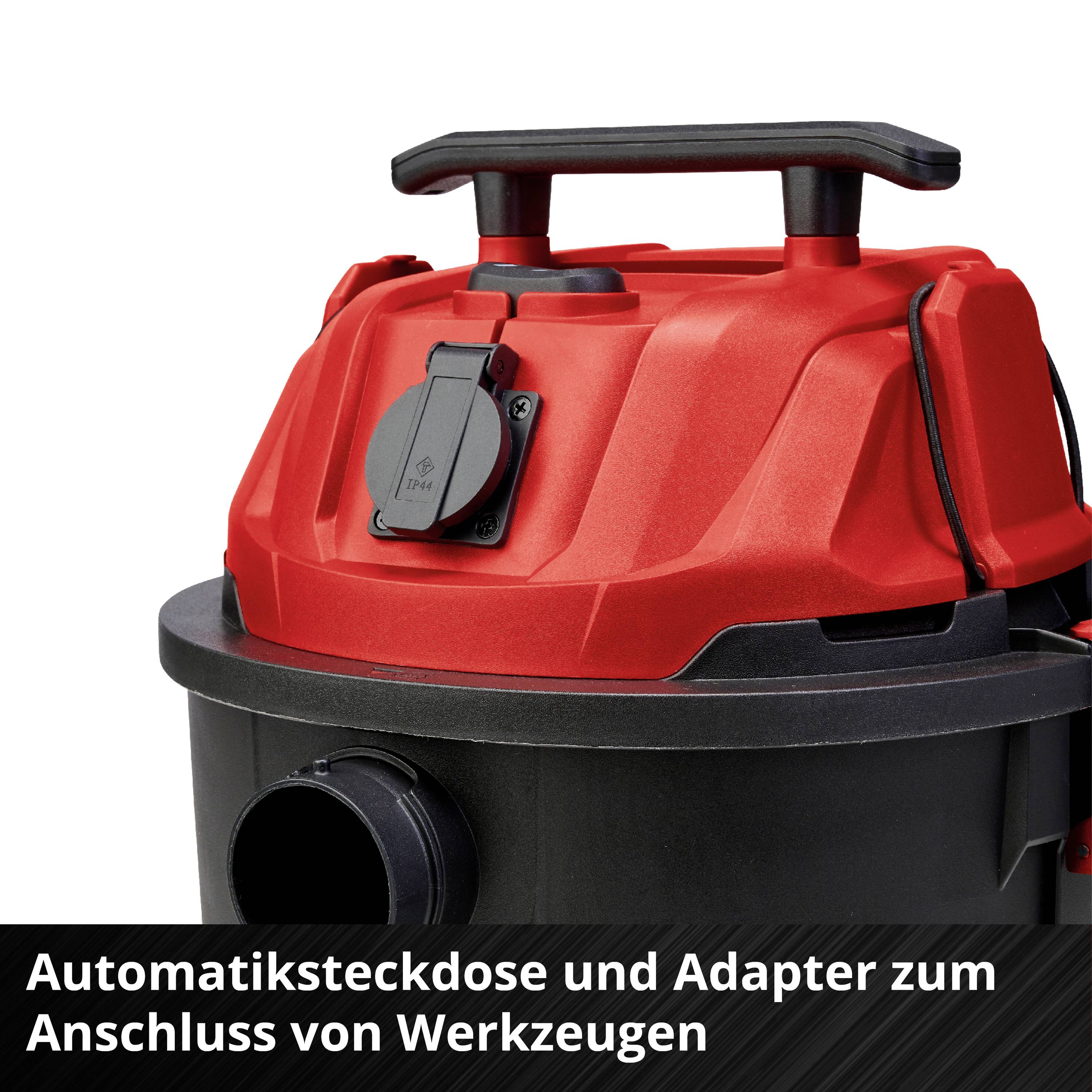 Roter Werkstattsauger mit Adapter zum Anschluss von Werkzeugen, vor weißem Hintergrund. Text: Automatiksteckdose und Adapter.