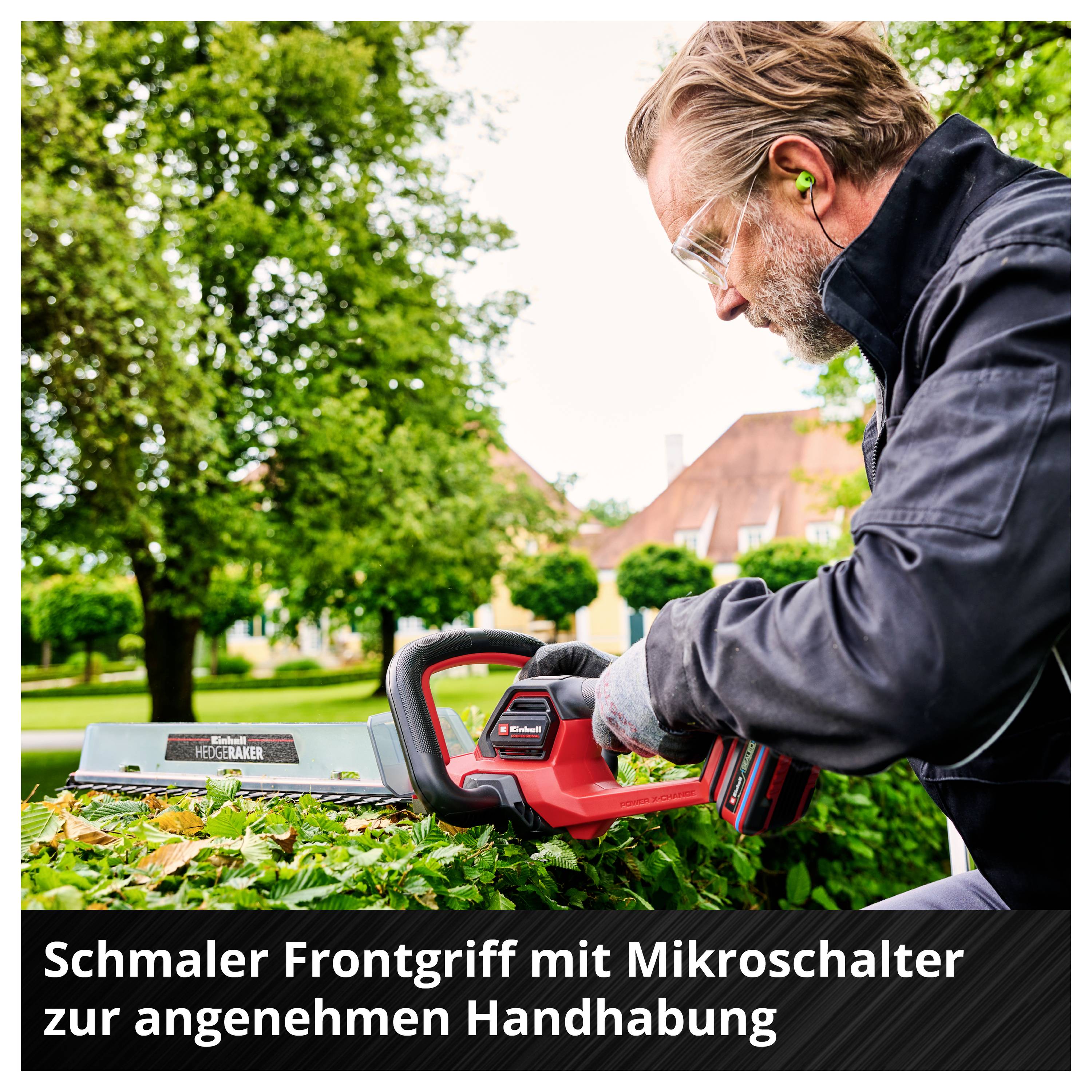 Mann schneidet mit einer roten Akku-Heckenschere eine Hecke; eingeblendeter Text: 'Schmaler Frontgriff mit Mikroschalter zur angenehmen Handhabung'.
