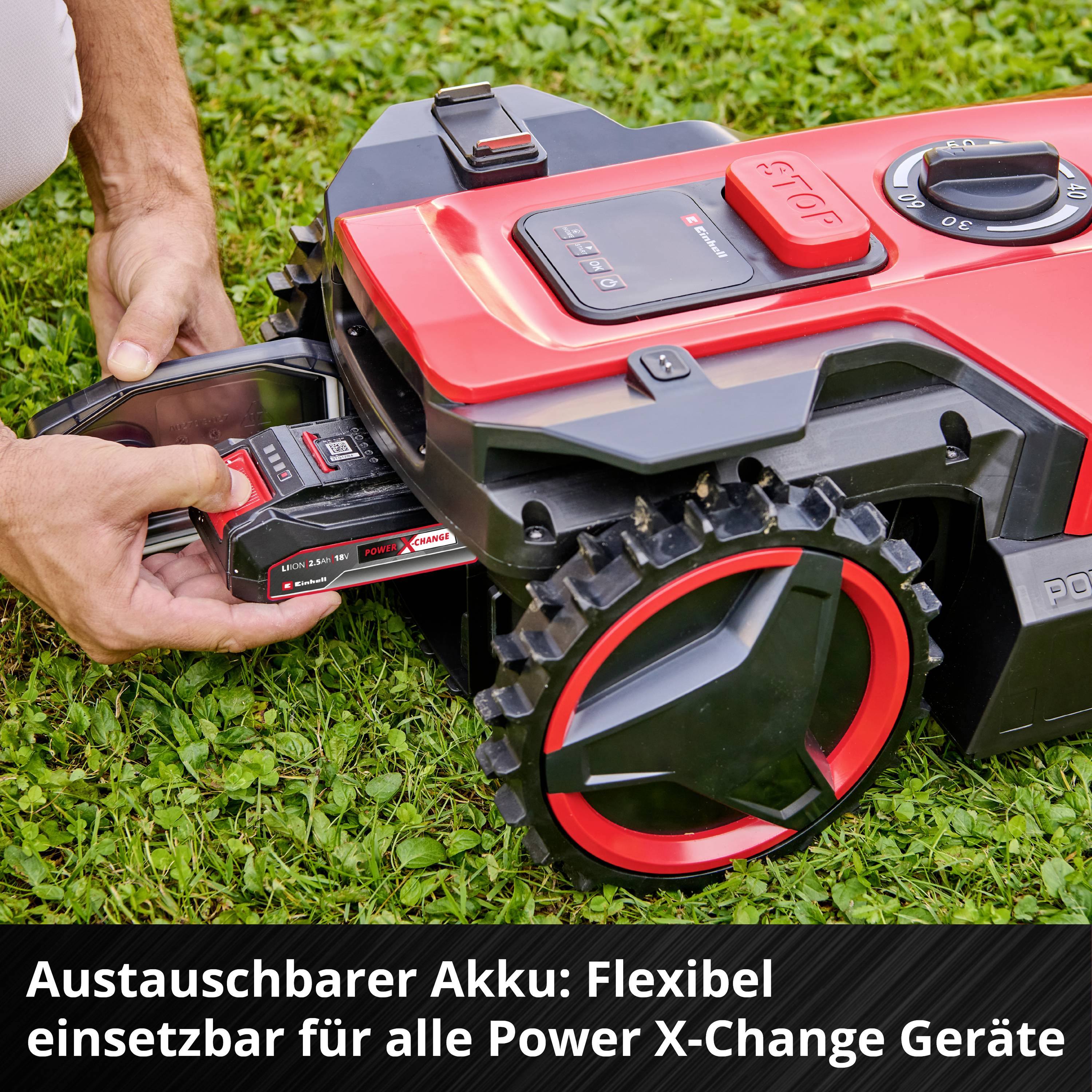 Roter Rasenmäher mit austauschbarem Akku auf Gras. Der Akku wird von einer Person entnommen. Aufschrift: 'Für alle Power X-Change Geräte'.