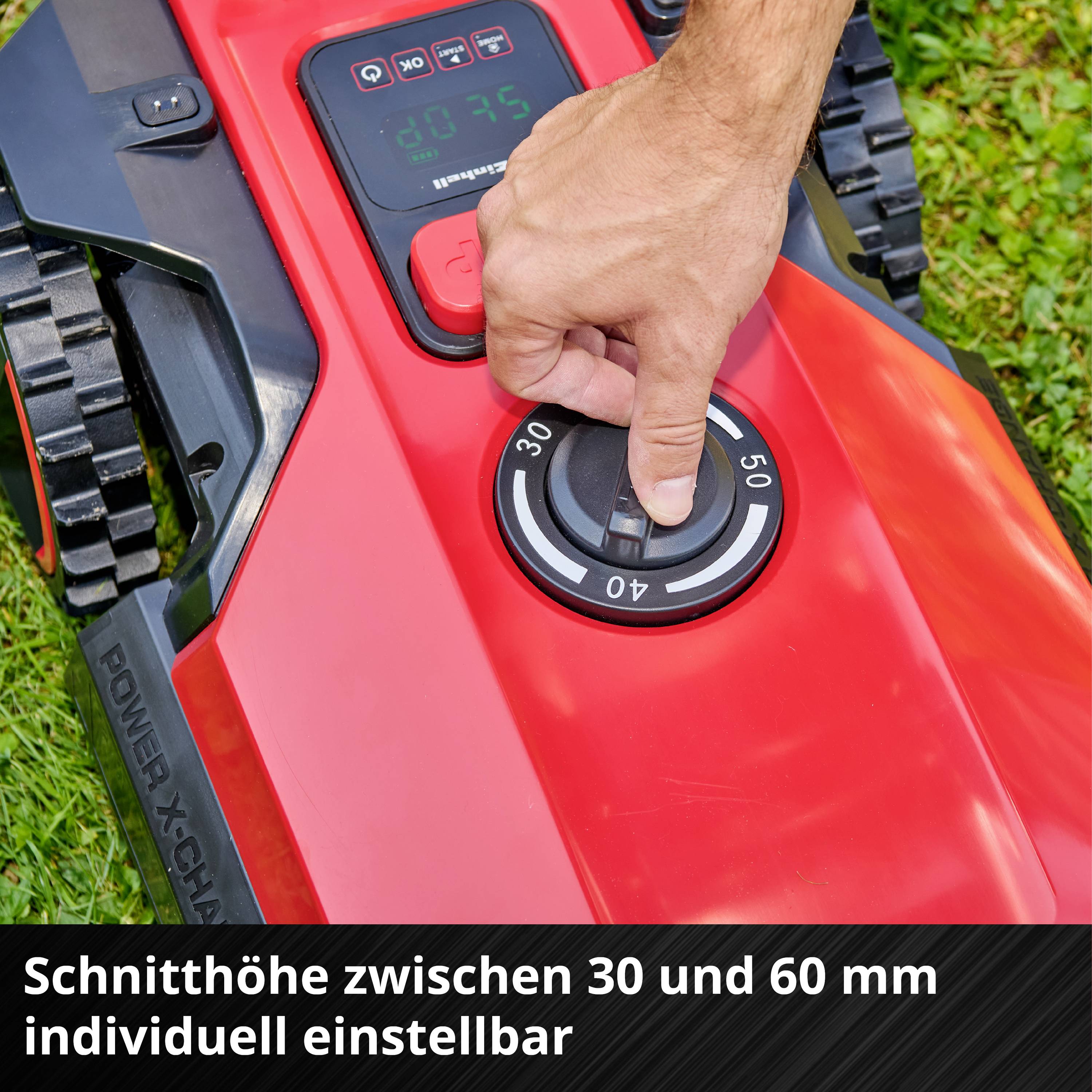 Ein Mann stellt die Schnitthöhe eines roten Rasenroboters zwischen 30 und 60 mm ein.