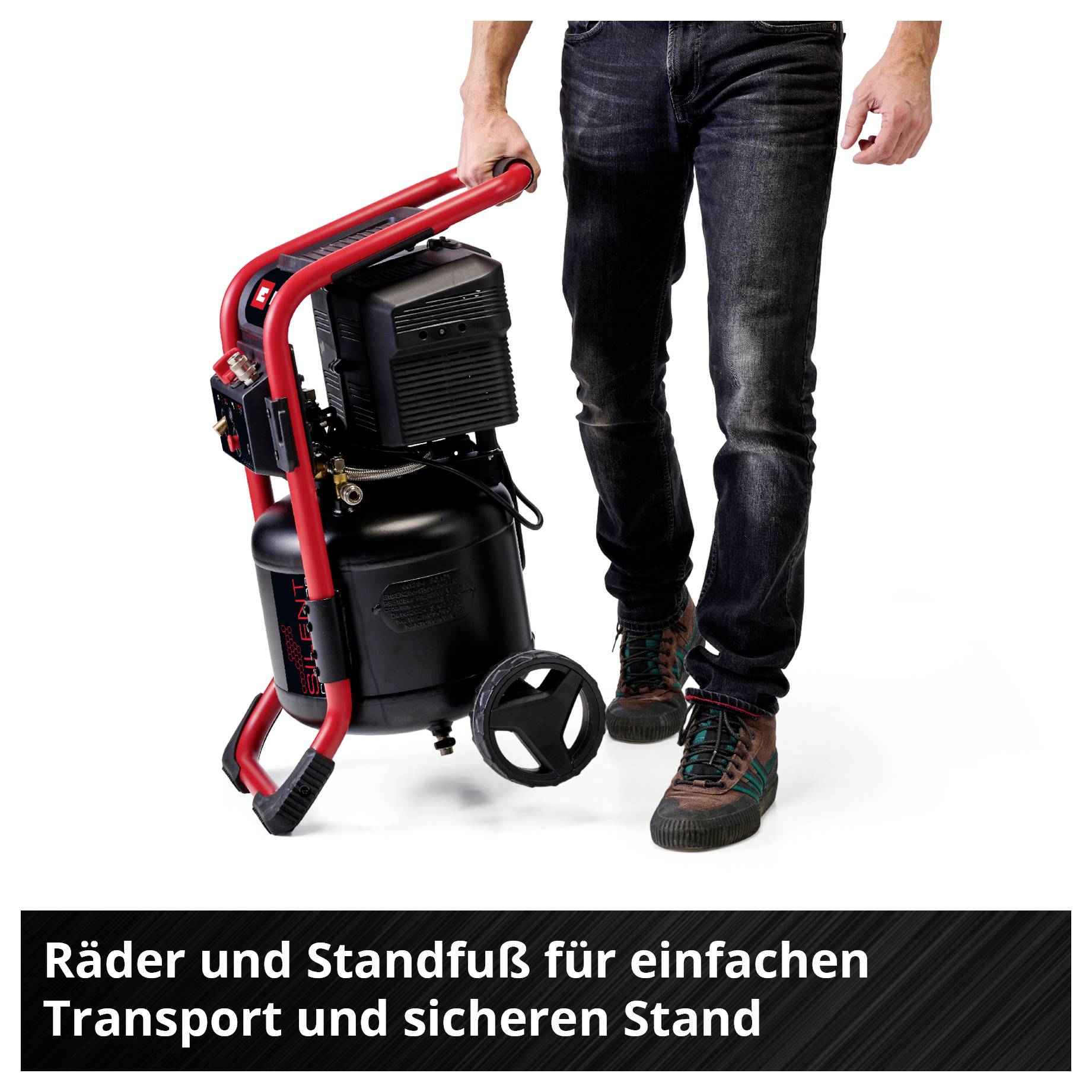 Person transportiert einen roten Kompressor mit Rädern und Standfuß; Hinweistext: 'Räder und Standfuß für einfachen Transport und sicheren Stand'<br>