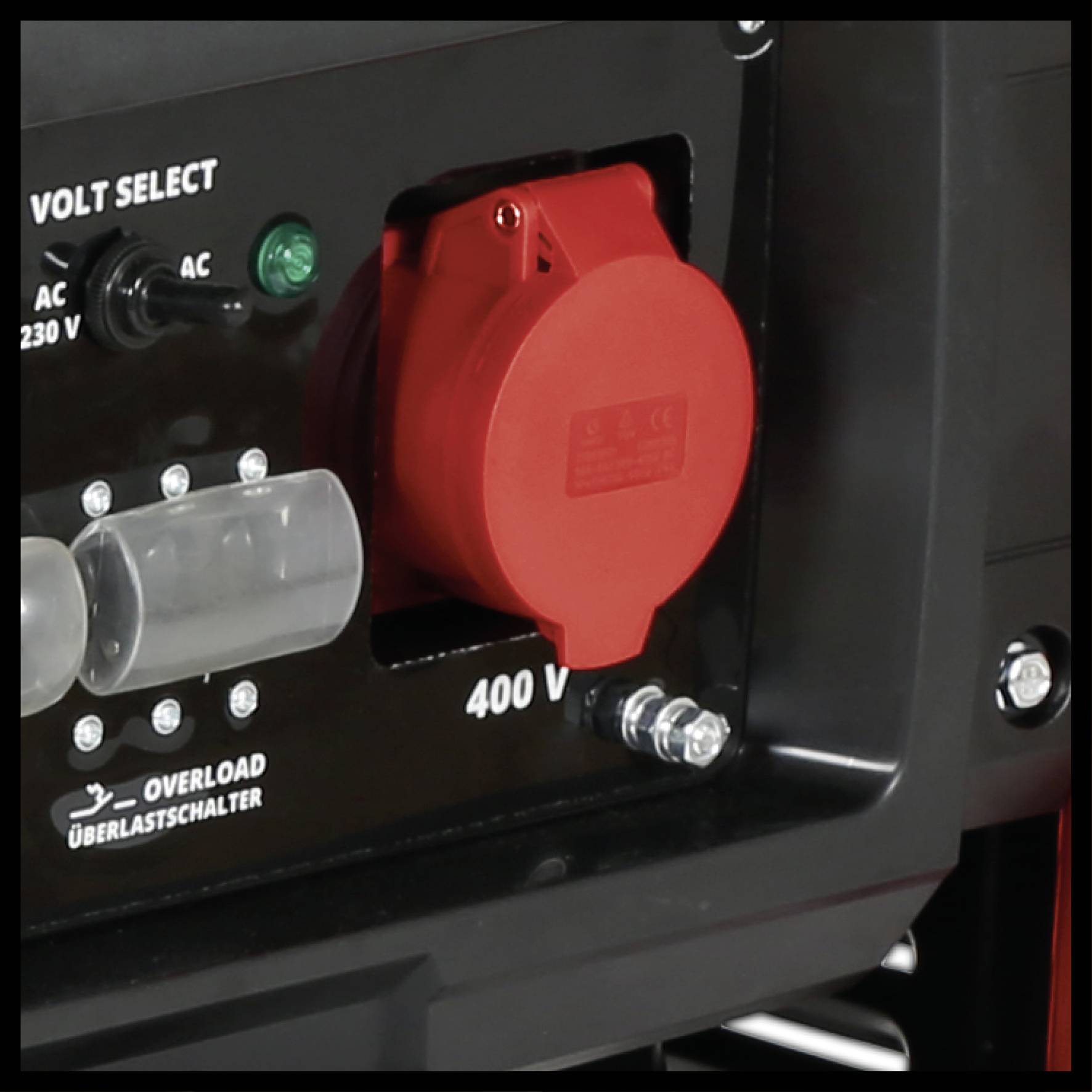 Ein roter 400V-Stecker an einem schwarzen Generator mit einer Anzeige für Spannungswahl: 230V oder 400V und einem Überlastschalter.