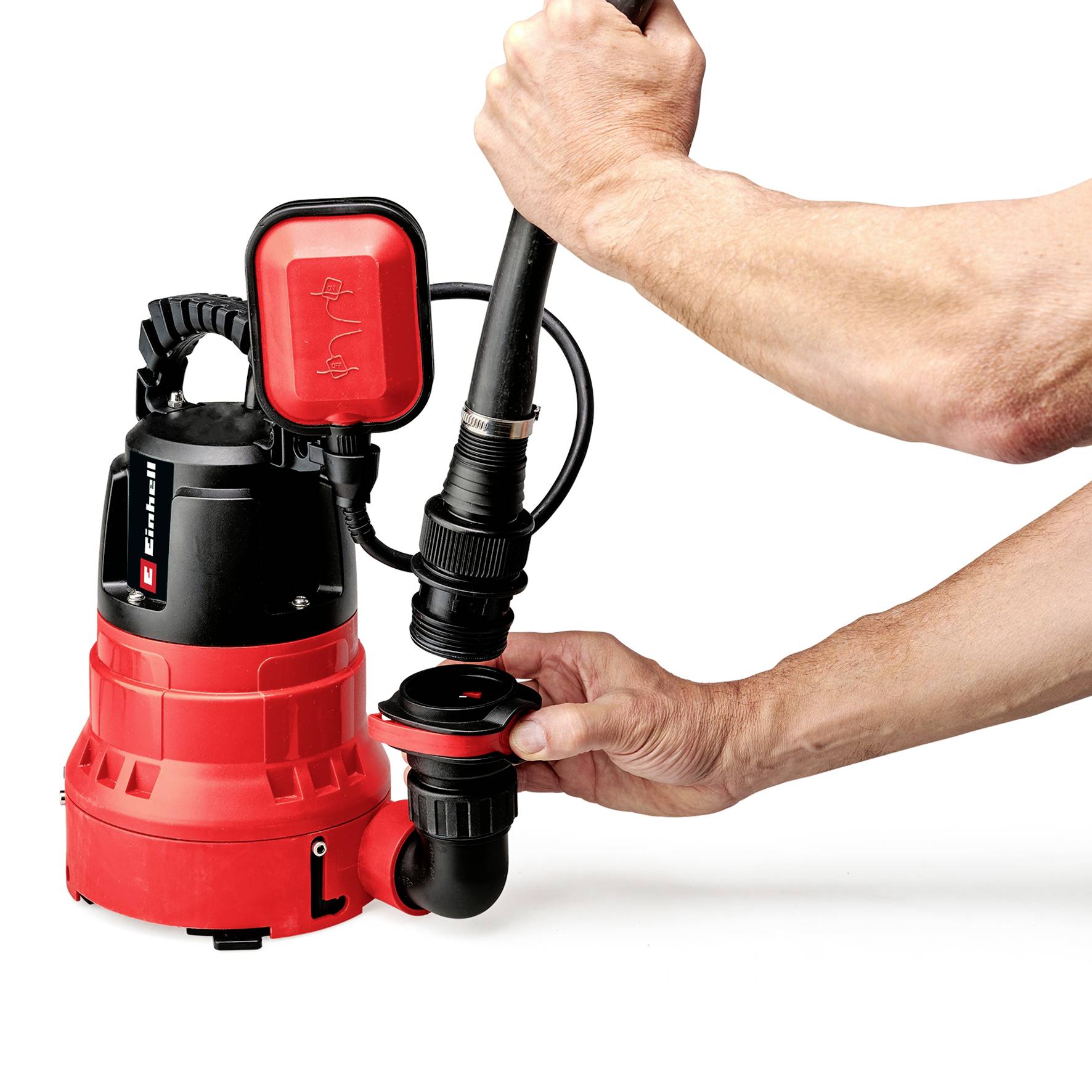 Eine Person montiert ein schwarzes Rohr an eine rote Tauchpumpe. Die Hand hält das Rohr oben fest, während die andere die Verbindung vornimmt.