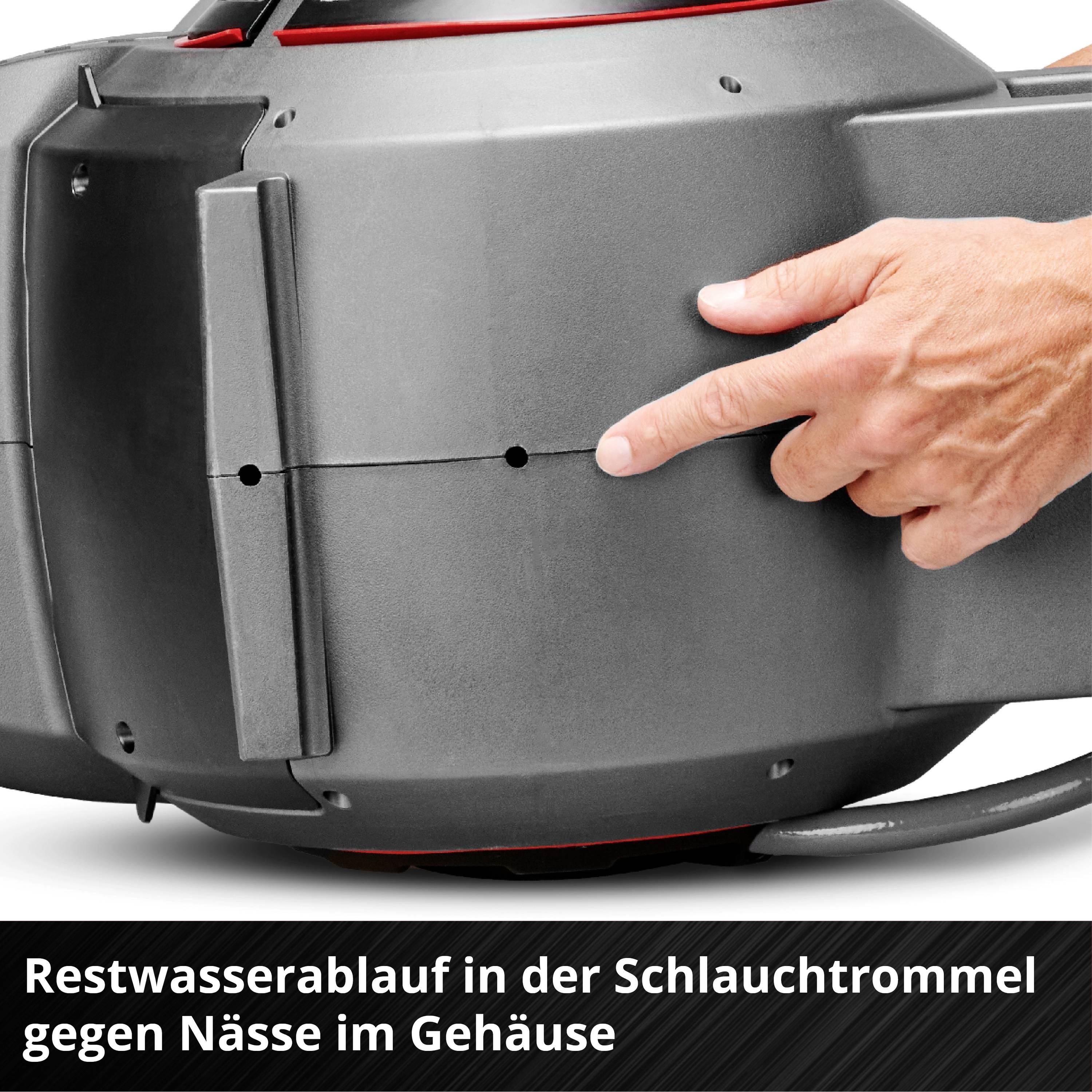 Eine Hand hält eine Schlauchtrommel. Der Text darunter lautet 'Restwasserablauf in der Schlauchtrommel gegen Nässe im Gehäuse'.