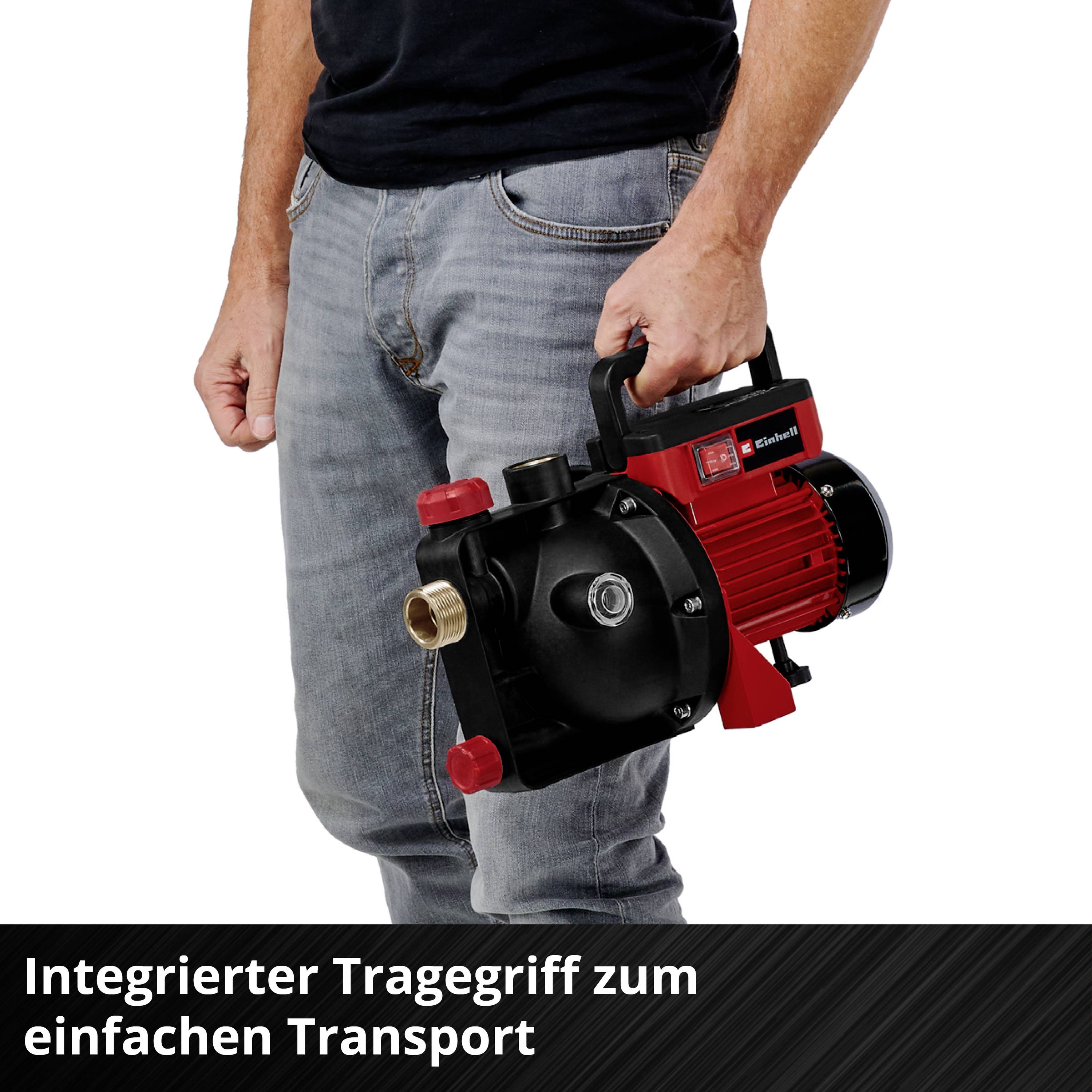 Ein Mann hält eine rote und schwarze Pumpe mit integriertem Tragegriff zum einfachen Transport.