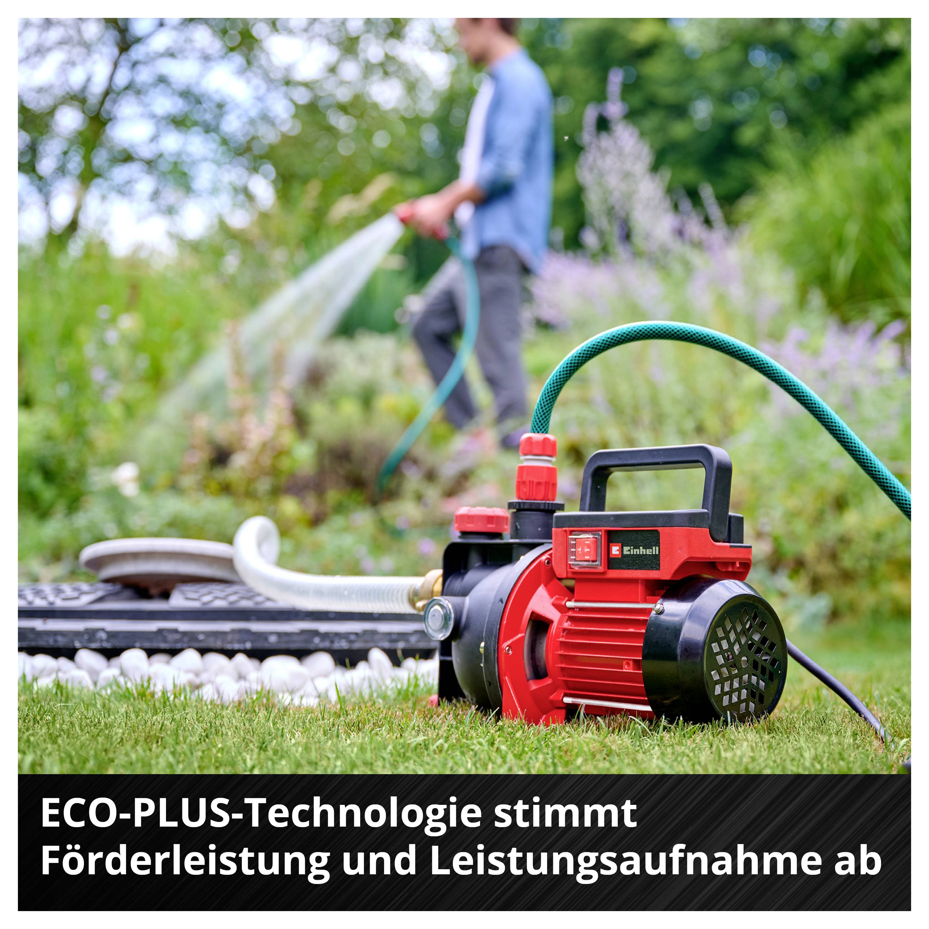 Rote Gartenpumpe auf dem Rasen mit angeschlossenem Schlauch; im Hintergrund bewässert eine Person den Garten. Unten steht: 'ECO-PLUS-Technologie stimmt Förderleistung und Leistungsaufnahme ab'