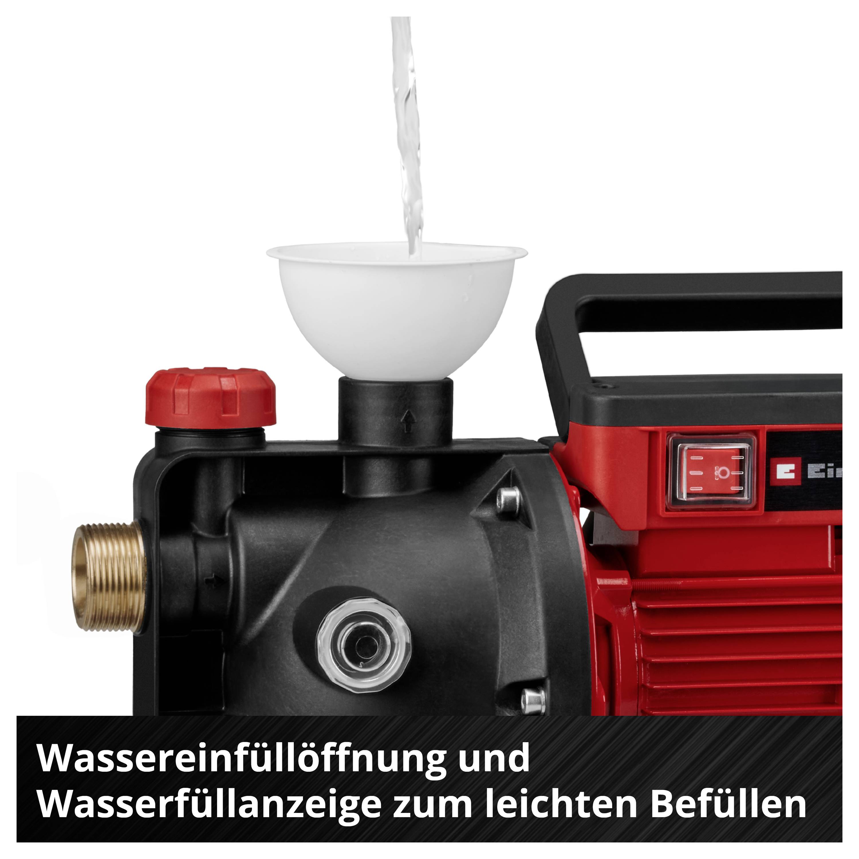 Wasserpumpe mit Einfülltrichter; Wasser wird eingefüllt. Hinweistext: 'Wassereinfüllöffnung und Wasserfüllanzeige zum leichten Befüllen'.