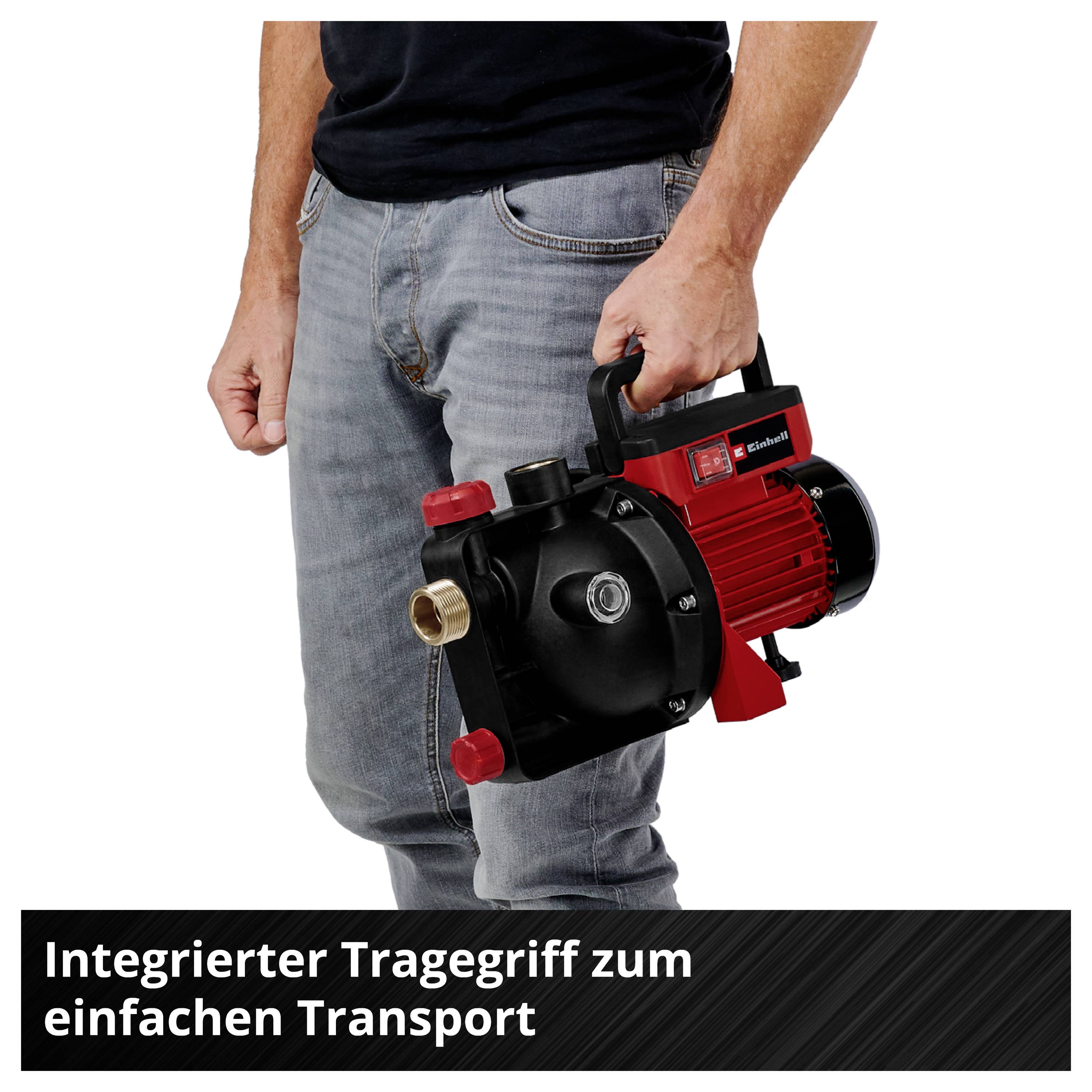 Person hält eine tragbare Wasserpumpe mit integriertem Tragegriff; Hinweistext: 'Integrierter Tragegriff zum einfachen Transport'.