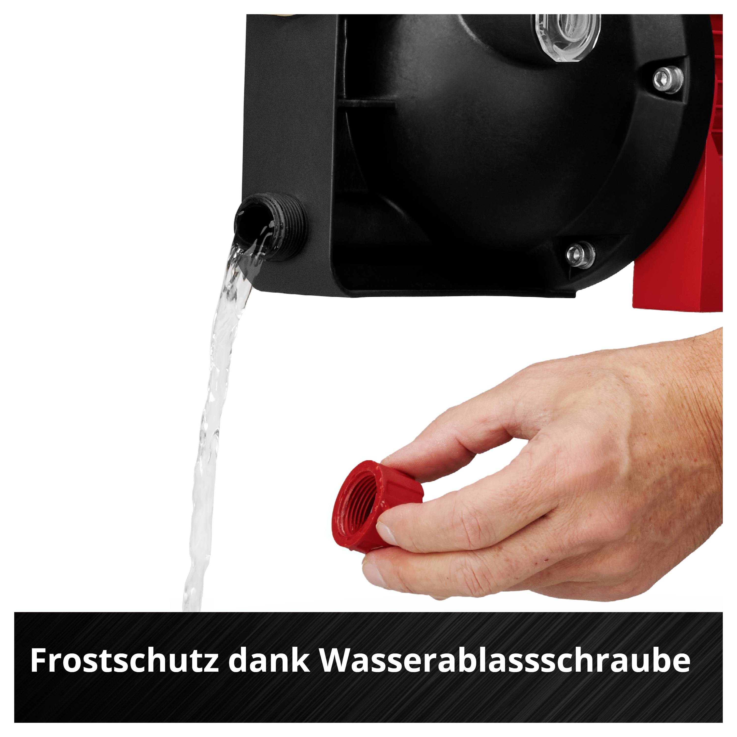 Hand löst rote Wasserablassschraube an schwarzem Gerät; Wasser läuft aus, daneben der Text 'Frostschutz dank Wasserablassschraube'.