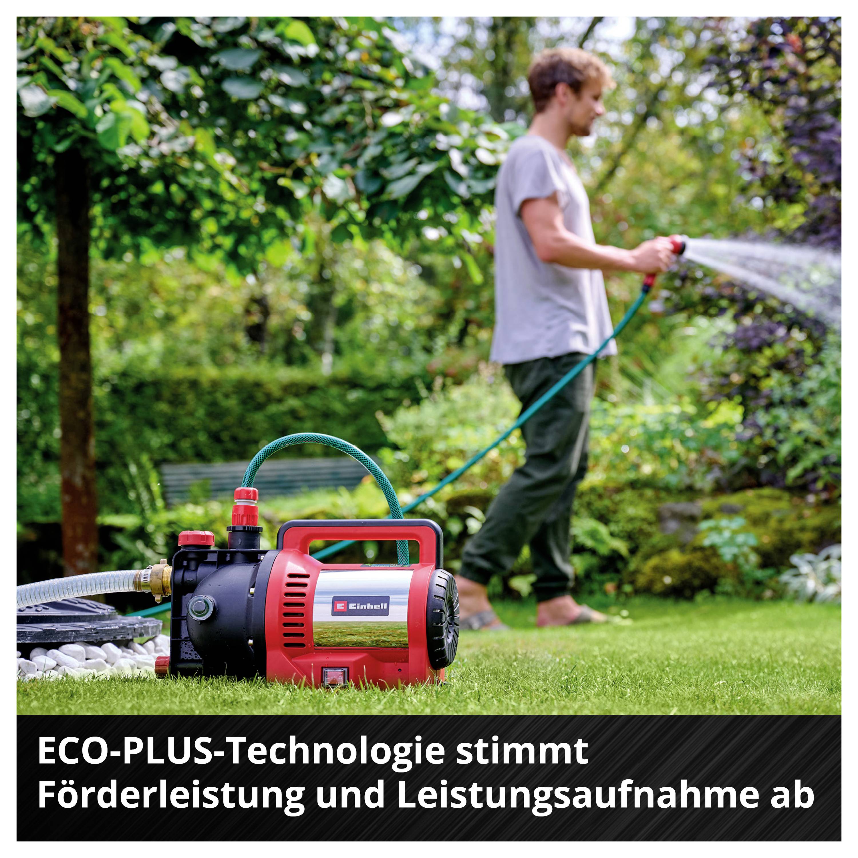 Mann bewässert im Garten mit Schlauch; vorn eine rote Einhell-Pumpe. Unten steht: 'ECO-PLUS-Technologie stimmt Förderleistung und Leistungsaufnahme ab'.
