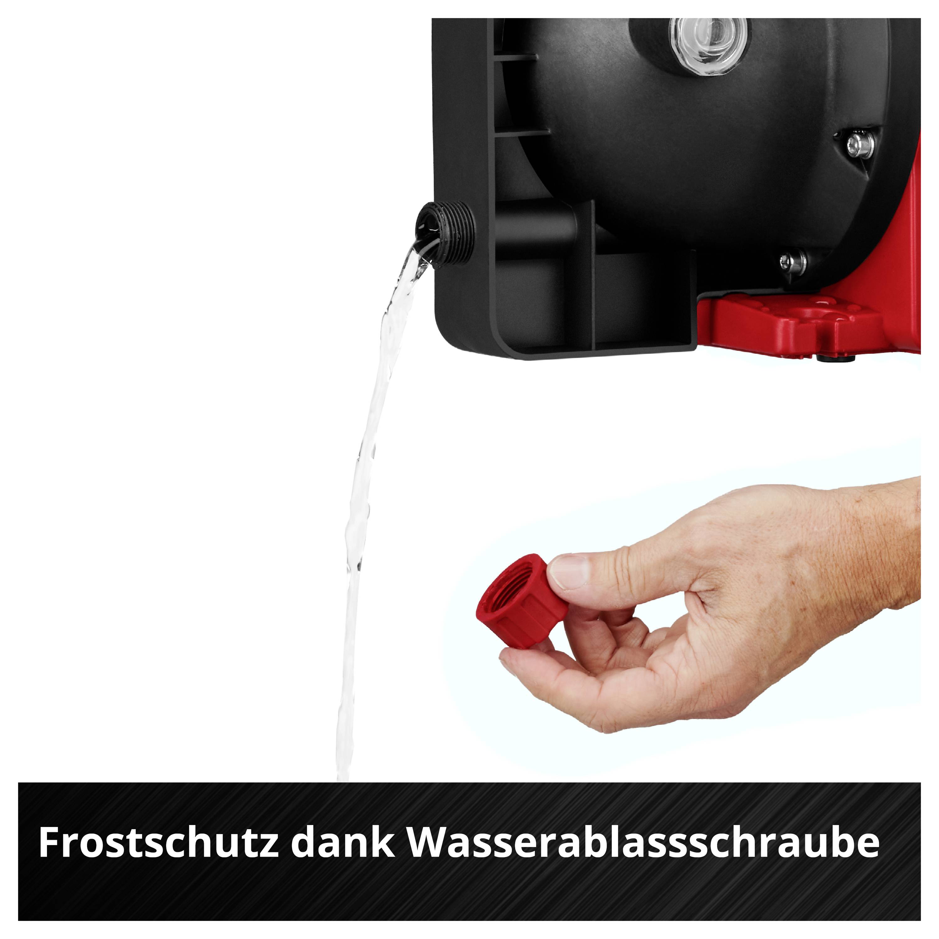 Hand löst die Wasserablassschraube an einem Gerät, Wasser läuft aus; Hinweistext: 'Frostschutz dank Wasserablassschraube'.