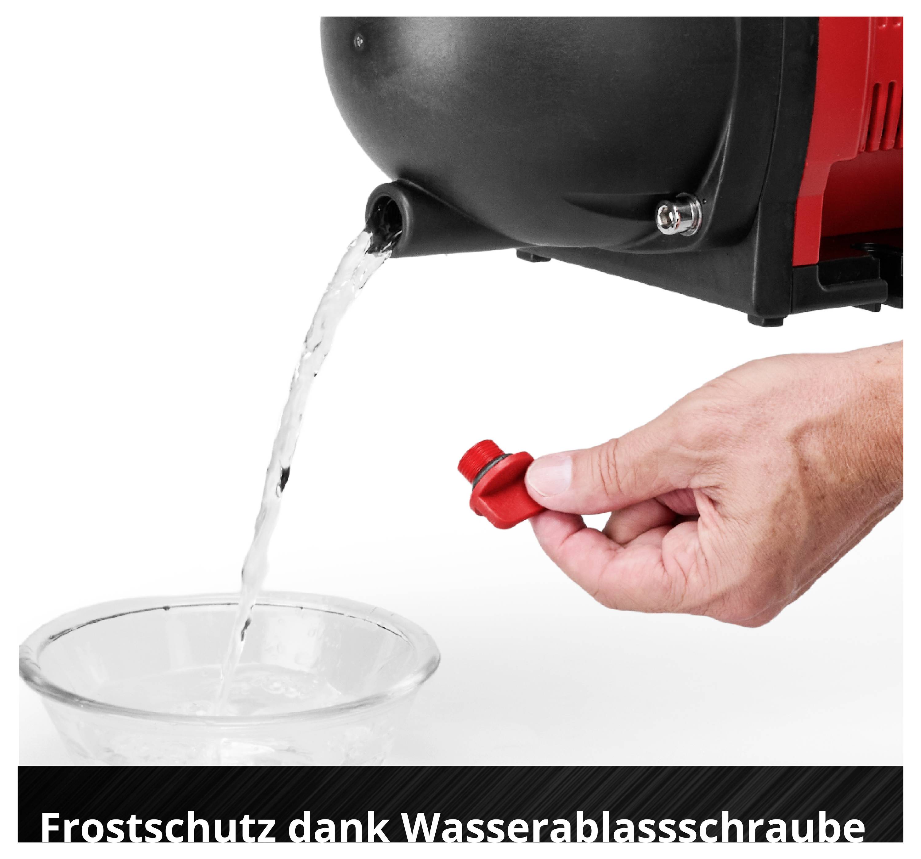 Hand dreht eine rote Wasserablassschraube an einem Gerät mit ablaufendem Wasser in eine Schüssel; Hinweis auf Frostschutz.