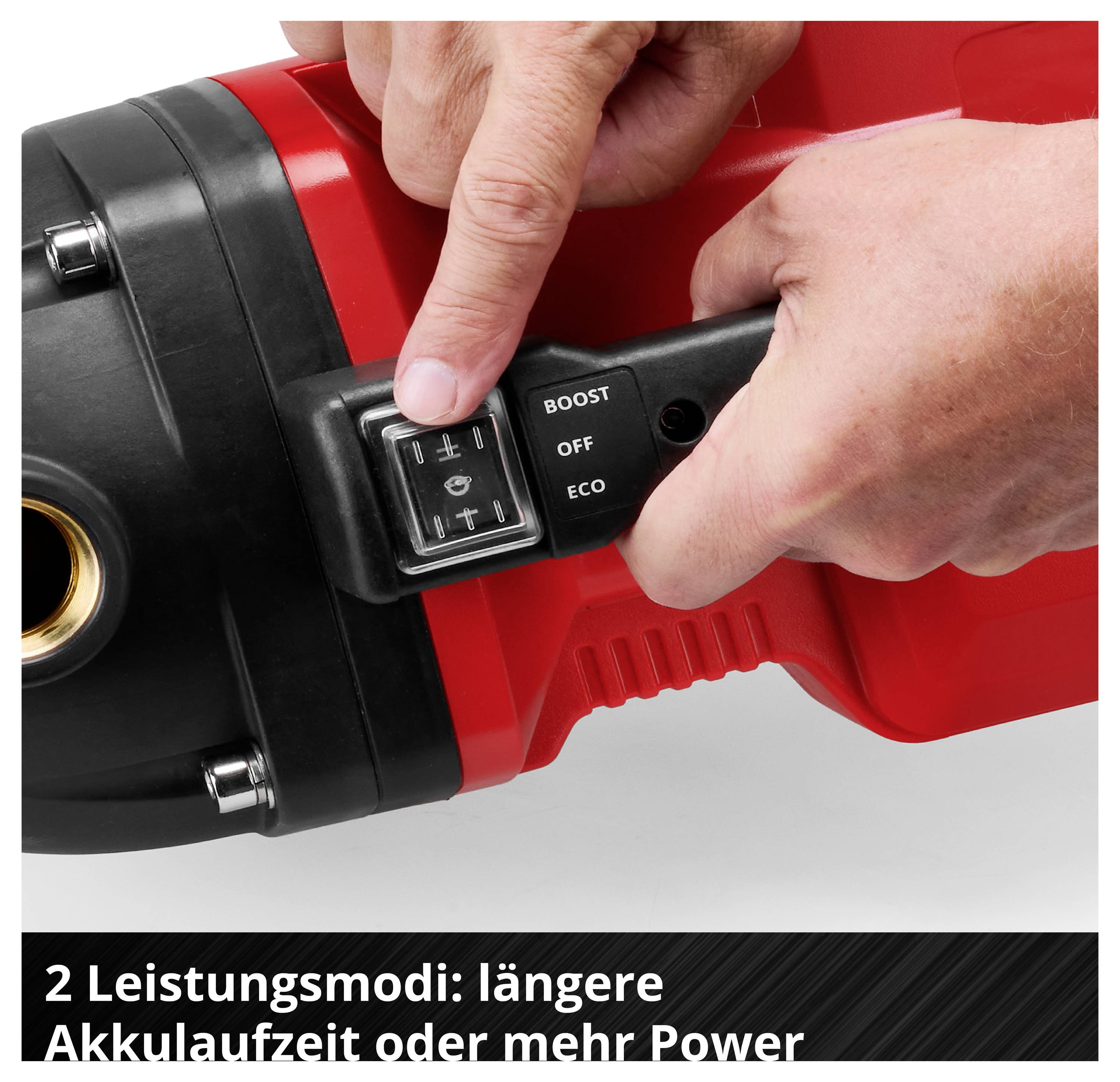 Hand schaltet am roten Gerät den Leistungsmodus um; Beschriftung zeigt 'BOOST', 'OFF' und 'eco'.