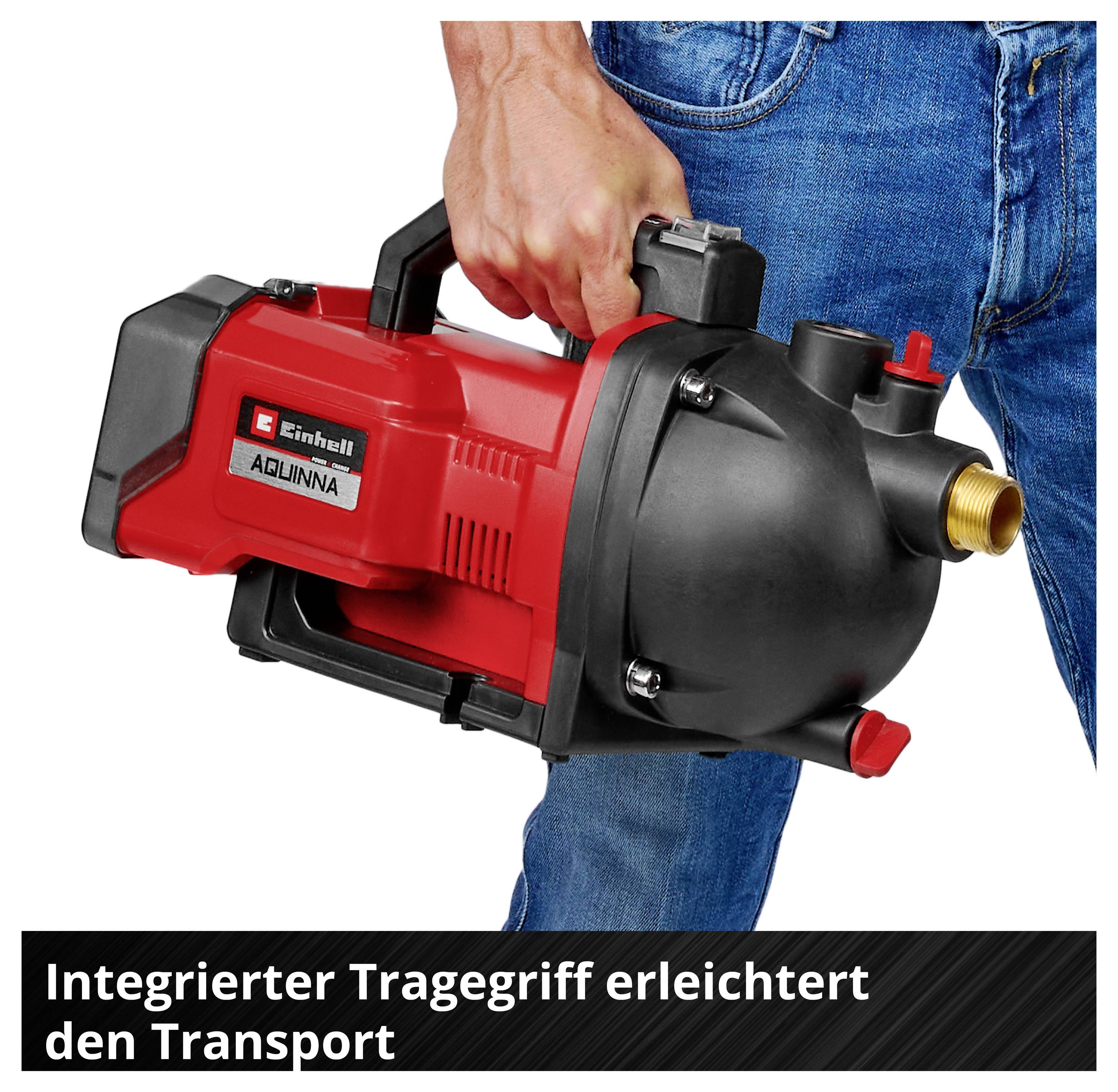 Person trägt eine rote Einhell-Pumpe mit integriertem Tragegriff; Text: 'Integrierter Tragegriff erleichtert den Transport'.
