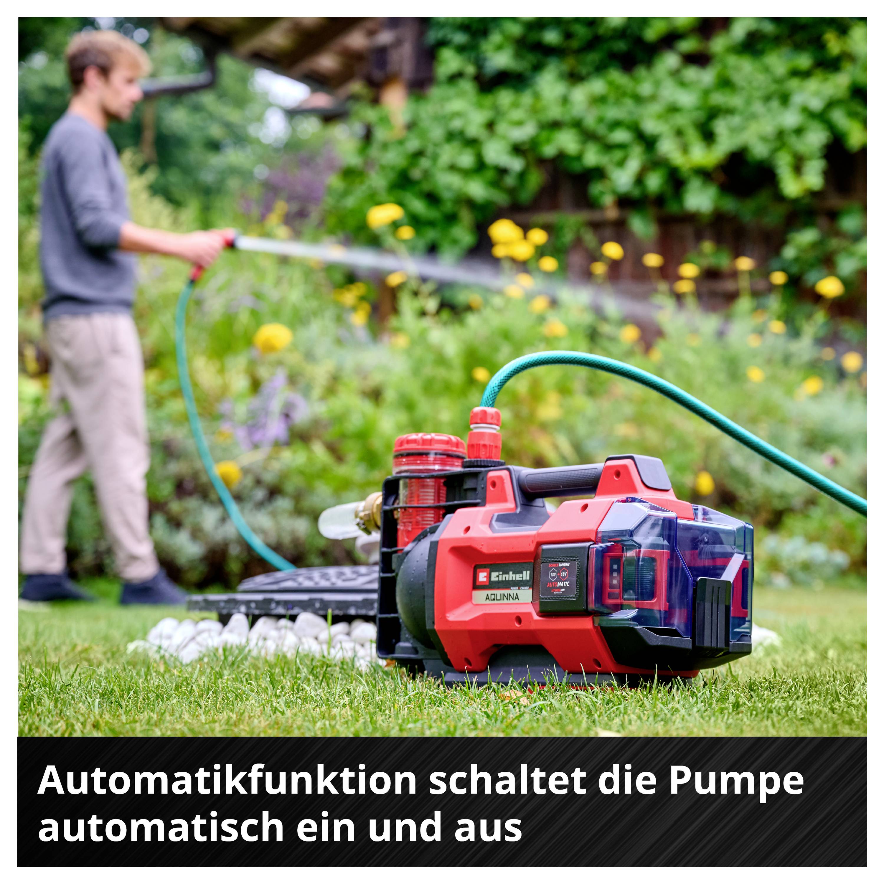 Rote Gartenpumpe mit Schlauch im Gras; im Hintergrund bewässert eine Person den Garten. Text: 'Automatikfunktion schaltet die Pumpe automatisch ein und aus'.