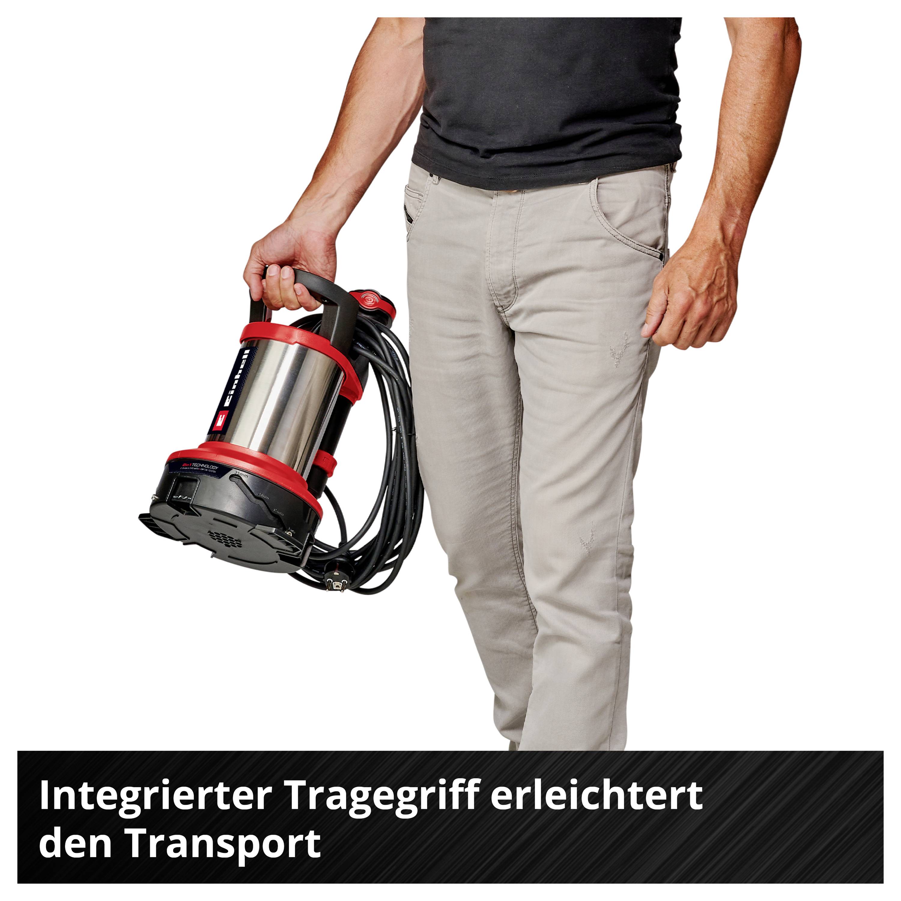 Mann trägt eine kompakte rot-schwarze Pumpe am integrierten Tragegriff; Text: 'Integrierter Tragegriff erleichtert den Transport'.