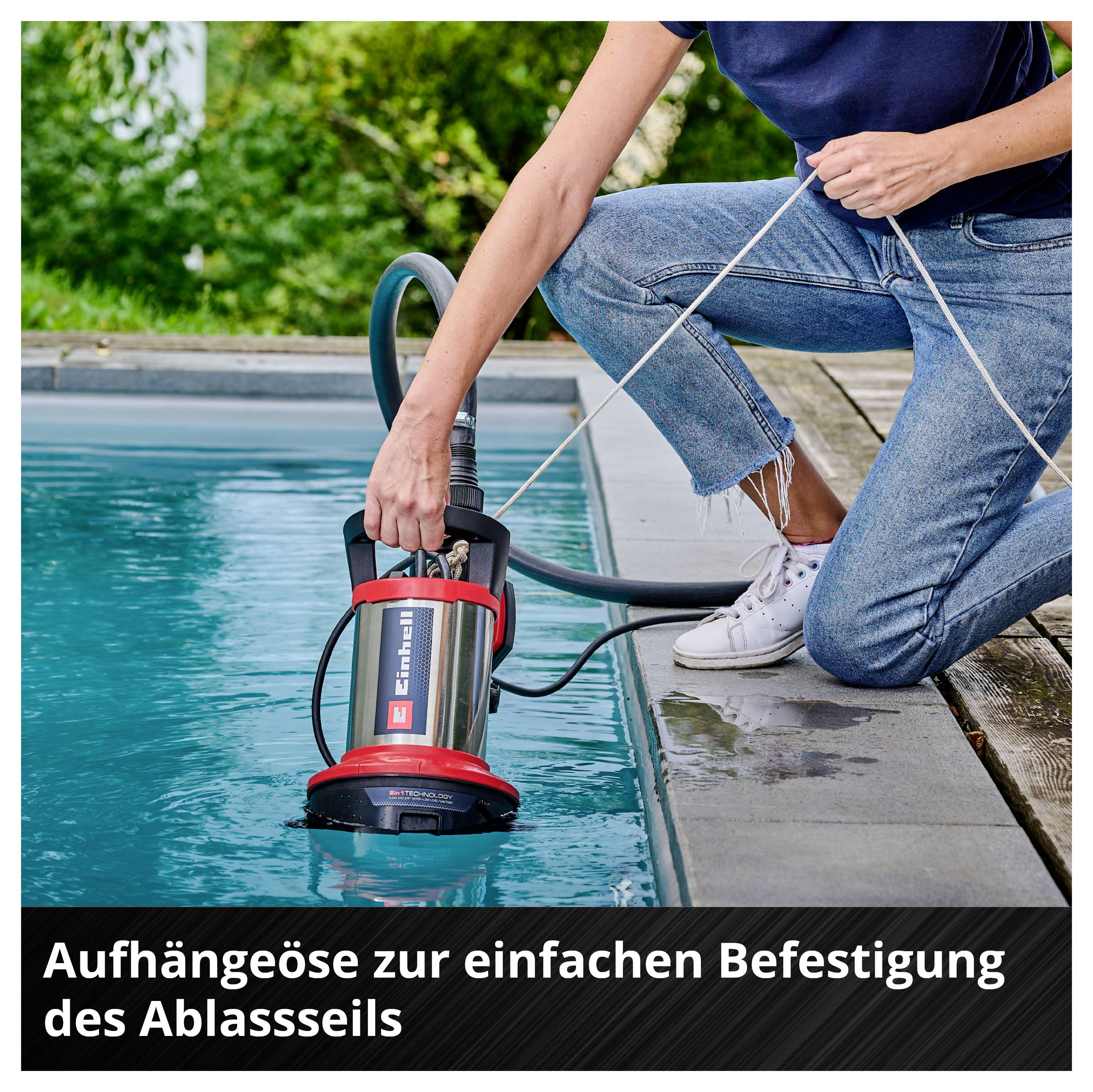 Person befestigt eine Tauchpumpe am Poolrand mit einem Aufhängeseil; Bildtext: 'Aufhängeöse zur einfachen Befestigung des Ablassseils'