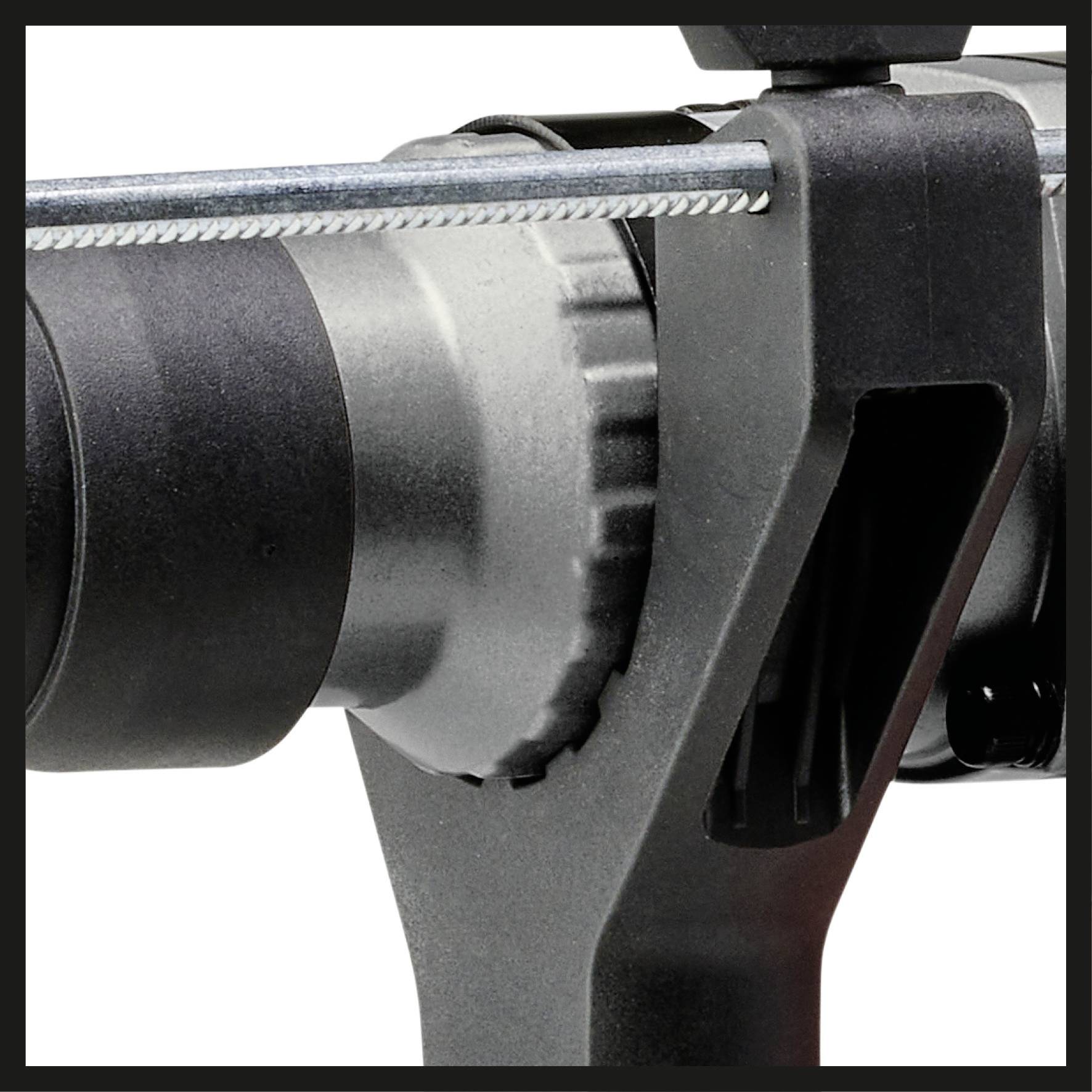 Nahaufnahme eines Zoom-Objektivs mit verstellbarem Stativ, fokussiert auf den Mechanismus zur präzisen Einstellung der Objektivstellung.