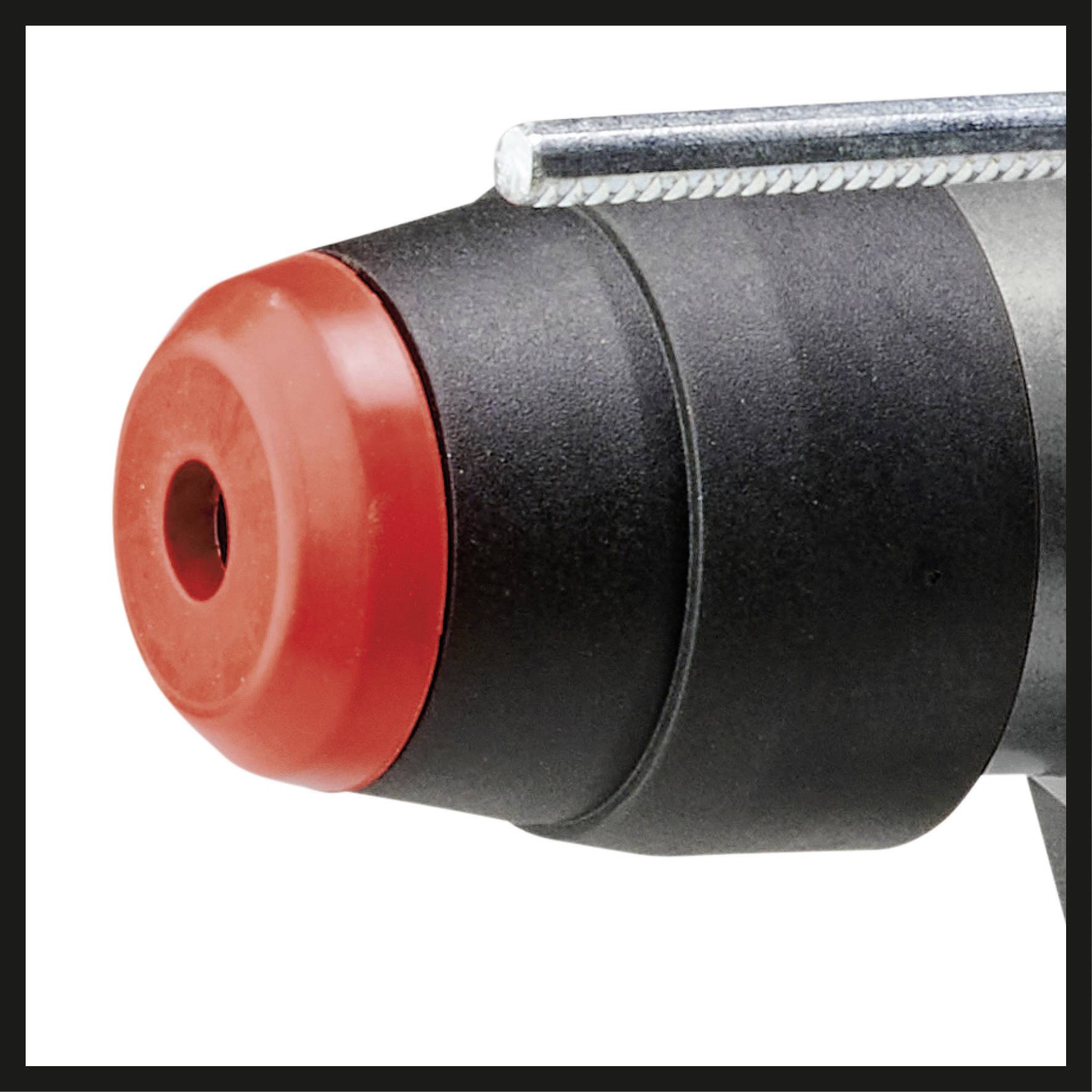 Nahaufnahme eines schwarzen Zylinders mit roter Kappe, möglicherweise ein Teil eines Werkzeugs oder Geräts.