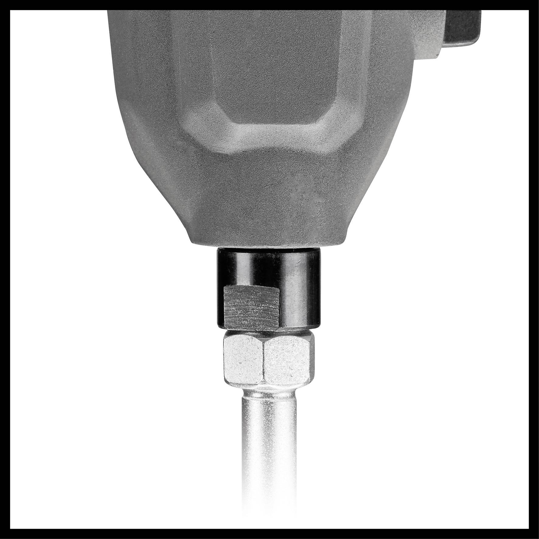 Ein elektrischer Bohrschrauber in Nahaufnahme, der auf einen Einsatz vorbereitet wird. Der silberne Bohrer ragt hervor.