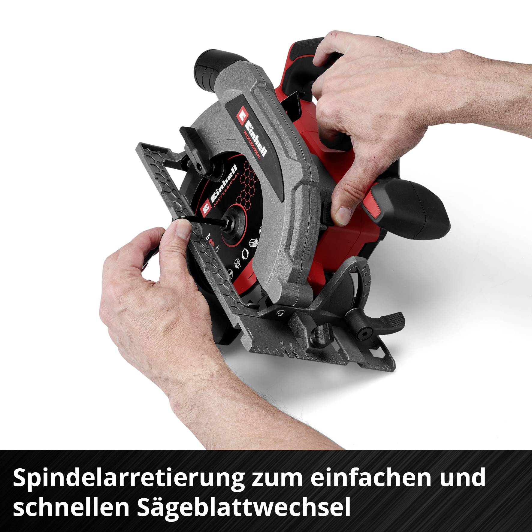 Eine Person demonstriert die Handhabung einer Kreissäge. Der Text lautet: 'Spindelarretierung zum einfachen und schnellen Sägeblattwechsel'.