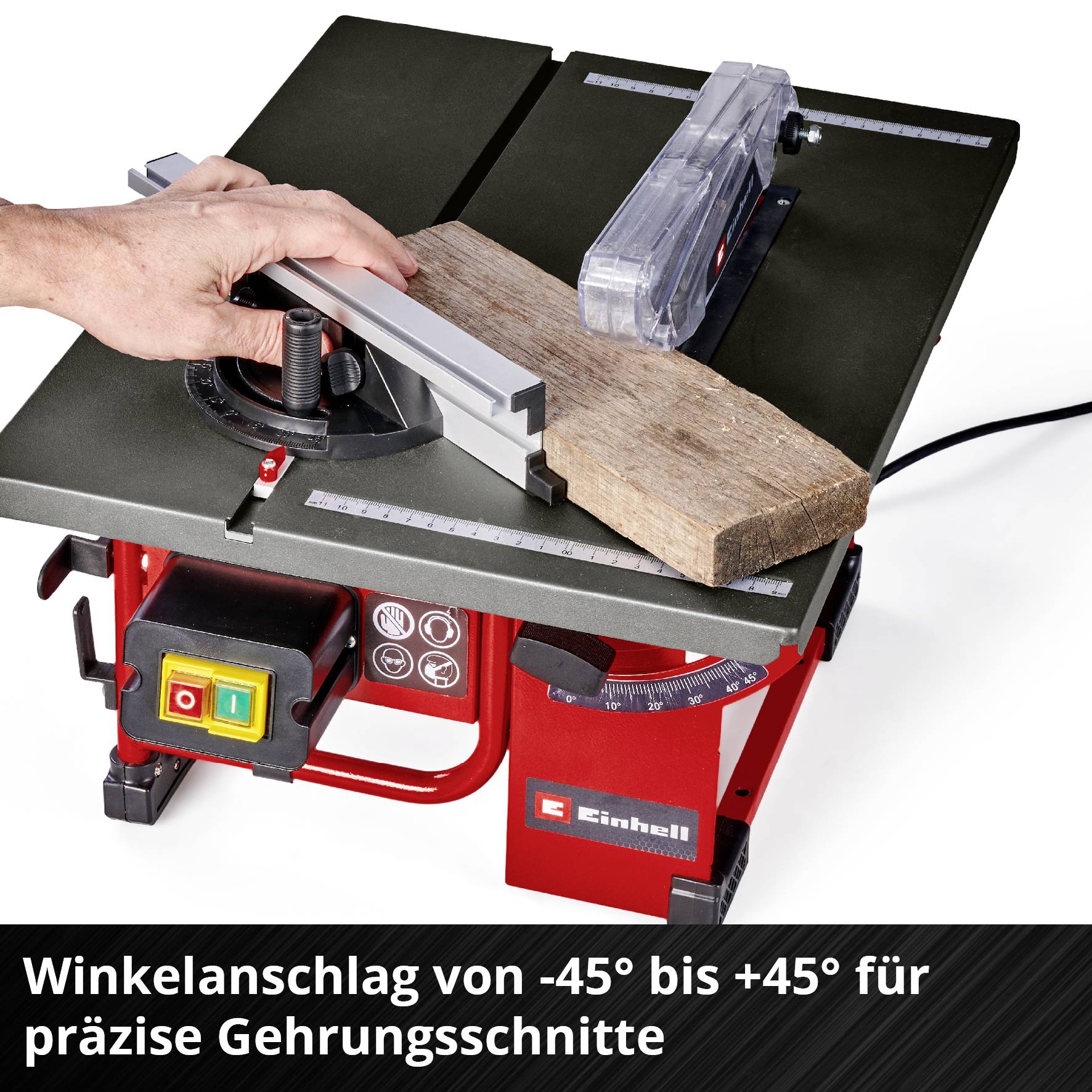 Eine Hand richtet ein Holzstück an einem Tischkreissäge-Winkelanschlag von -45° bis +45° für präzise Gehrungsschnitte aus.