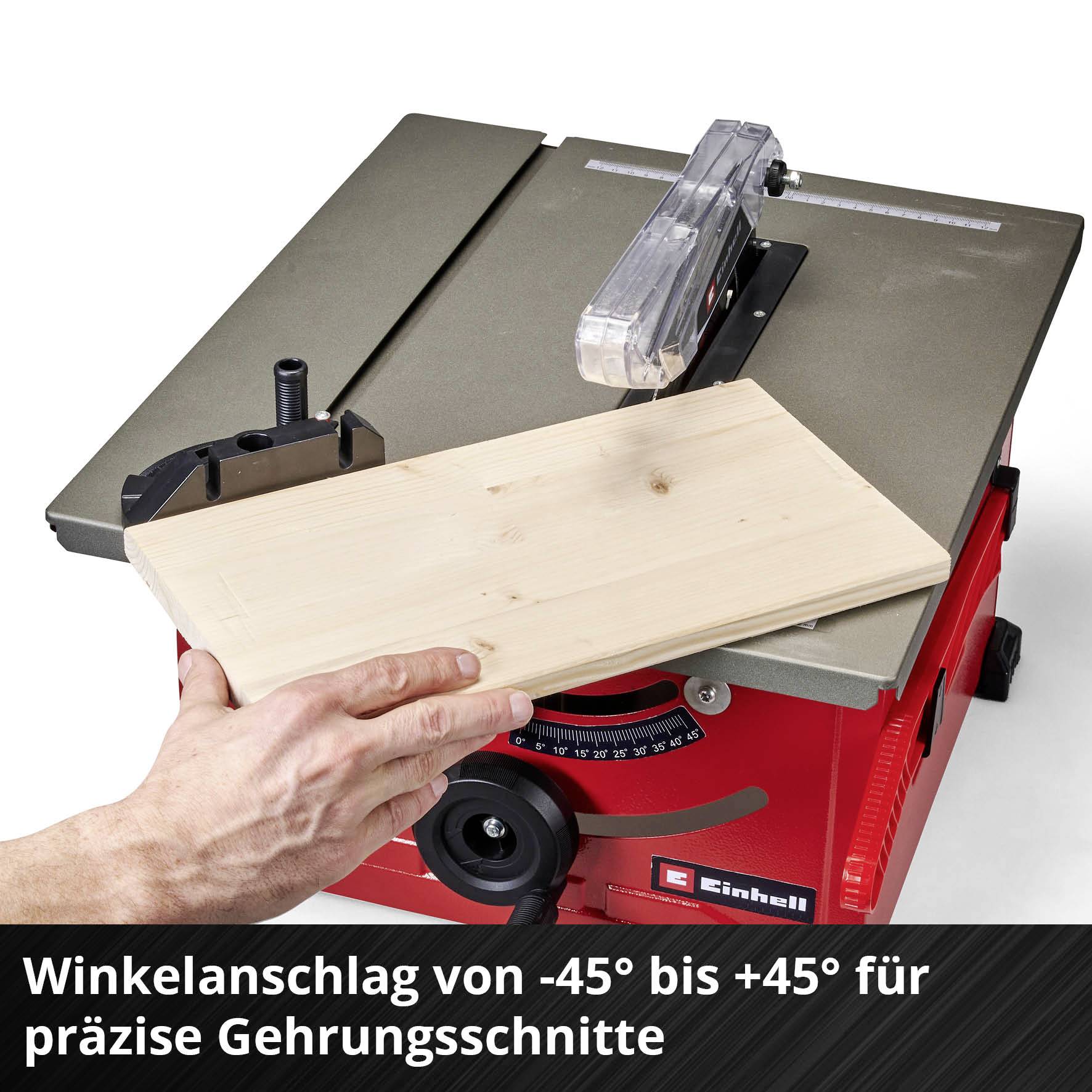 Ein rotes Tischkreissägemodell mit Winkelschlag von -45° bis +45°. Eine Hand hält ein Holzbrett für präzise Gehrungsschnitte.