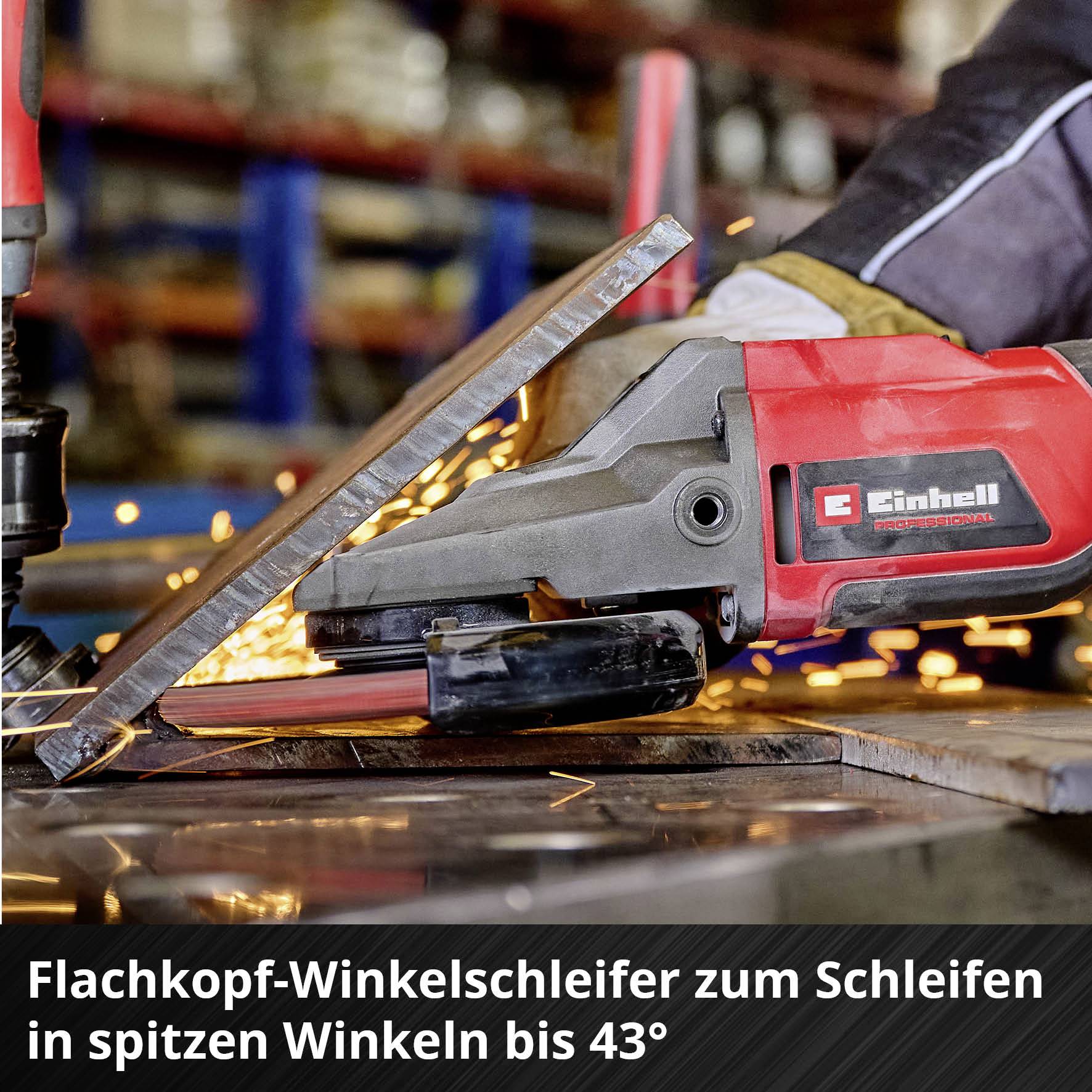 Ein Flachkopf-Winkelschleifer beim Schleifen eines Metallstücks in einer Werkstatt. Text: 'Flachkopf-Winkelschleifer zum Schleifen in spitzen Winkeln bis 43°'.