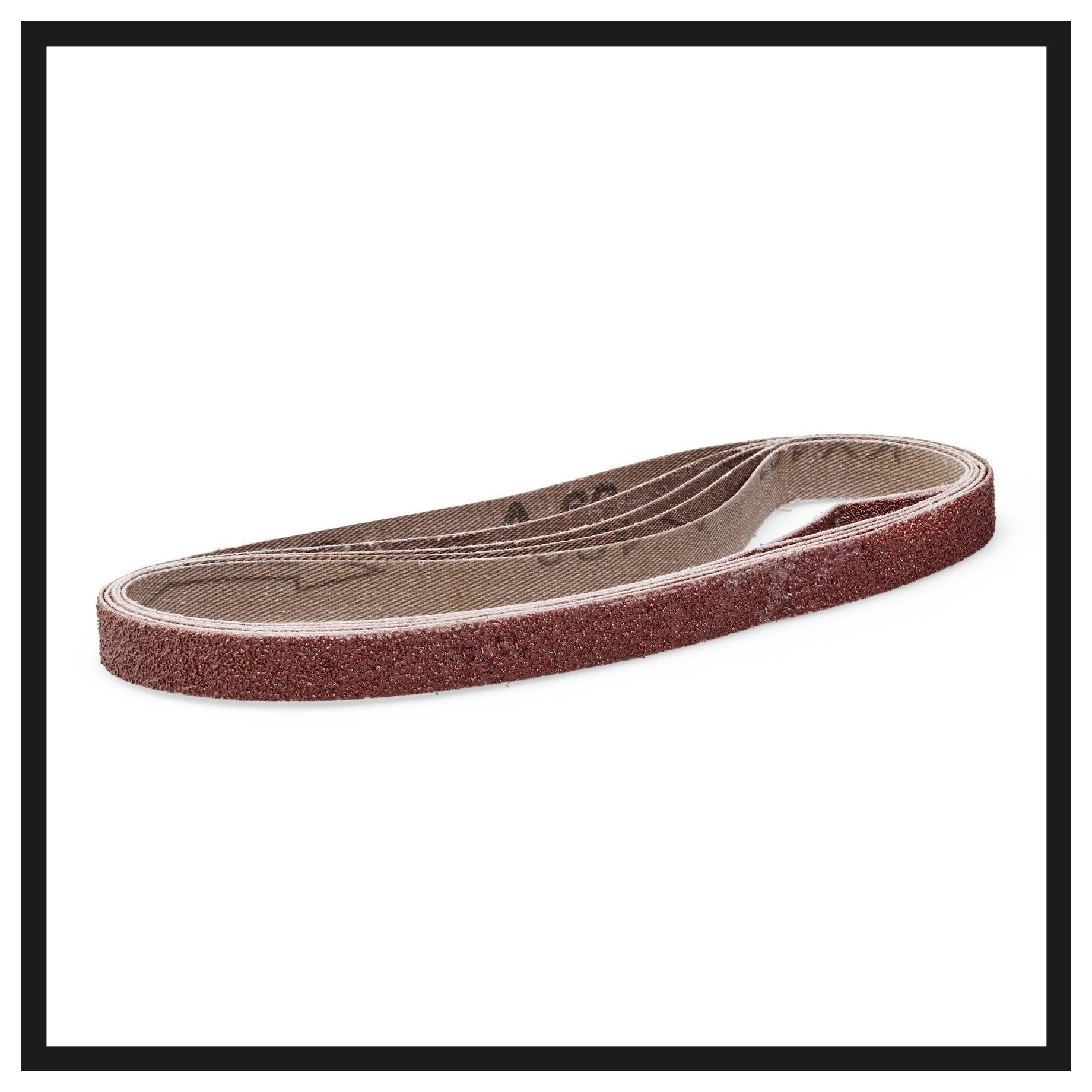 Ein rotbraunes Schleifband liegt flach auf weißem Hintergrund. Es ist in sich gefaltet und zeigt eine grobe, sandartige Oberfläche.