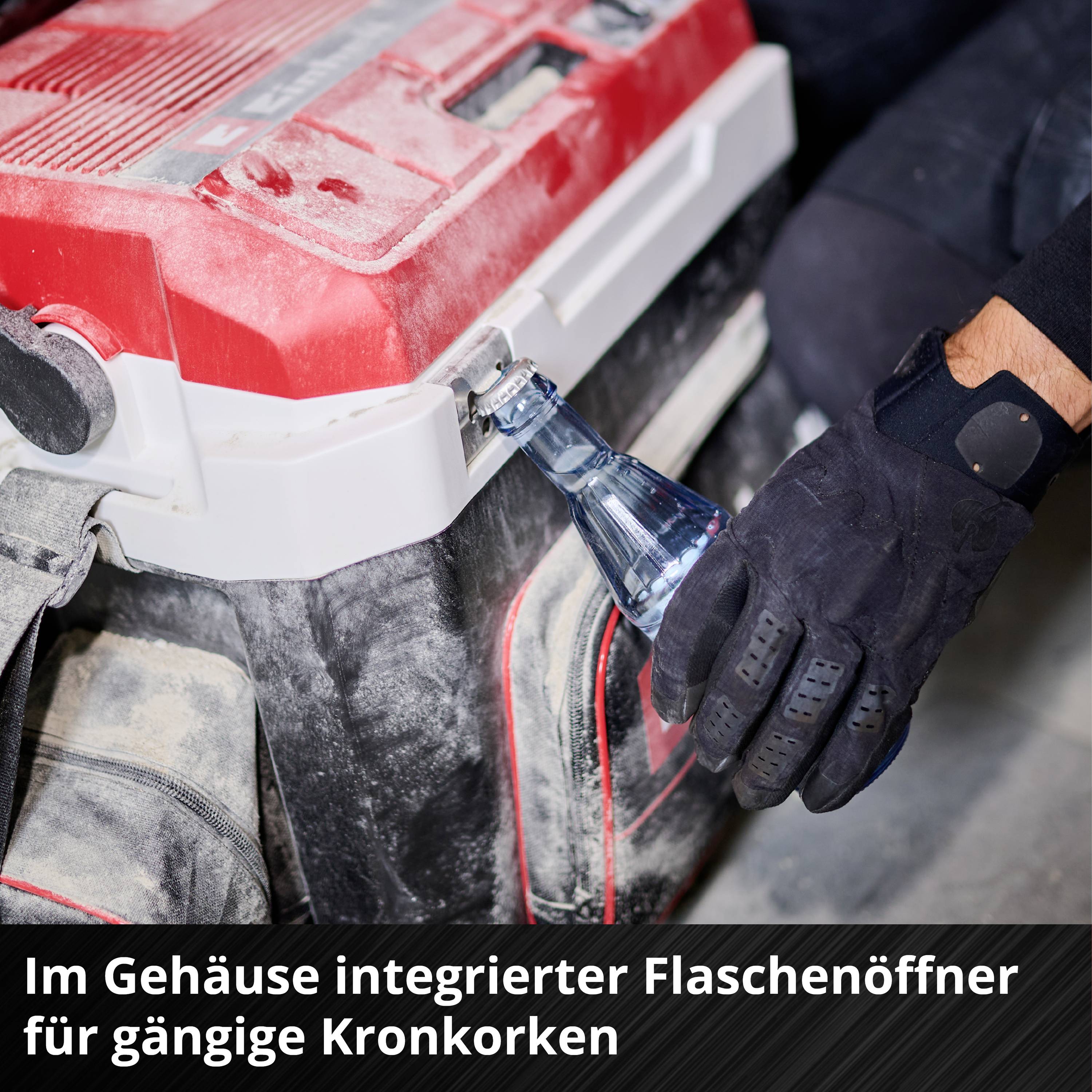 Person nutzt integrierten Flaschenöffner an rotem Werkzeugkoffer.