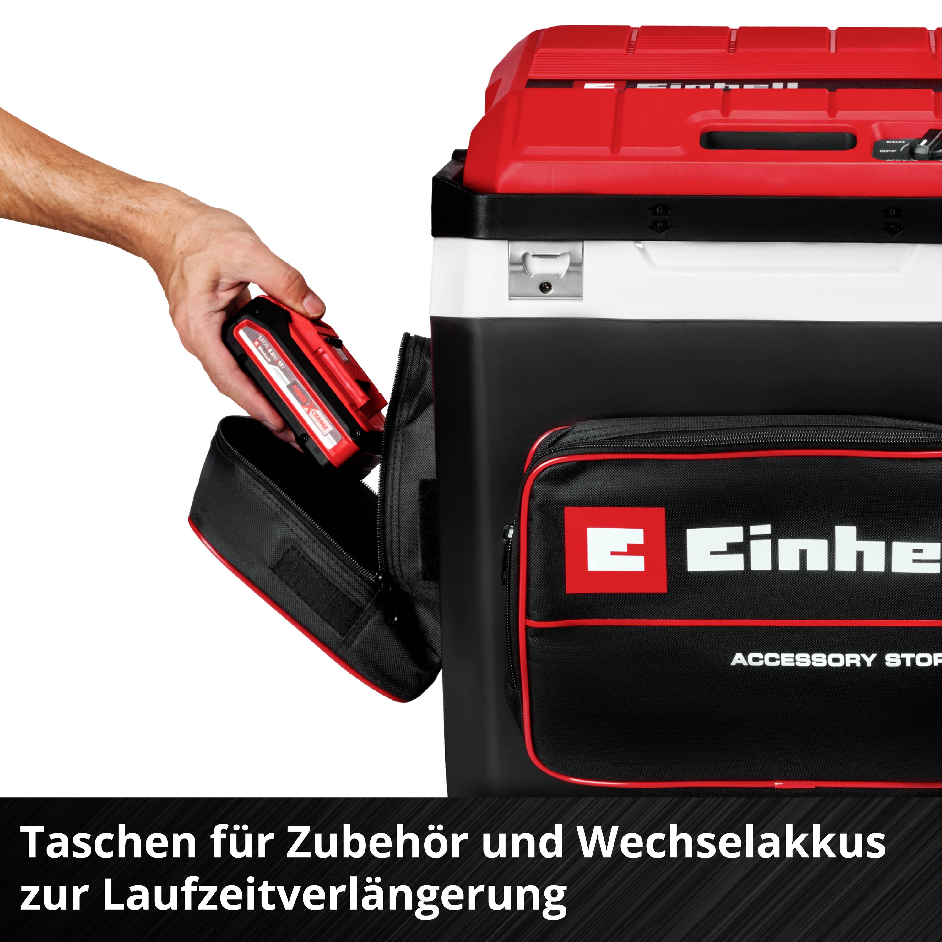 Ein Mann legt eine rote Zubehörbox in eine schwarze Einhell-Tasche mit Reißverschluss. Text unten: 'Taschen für Zubehör und Wechseleinsatz'.