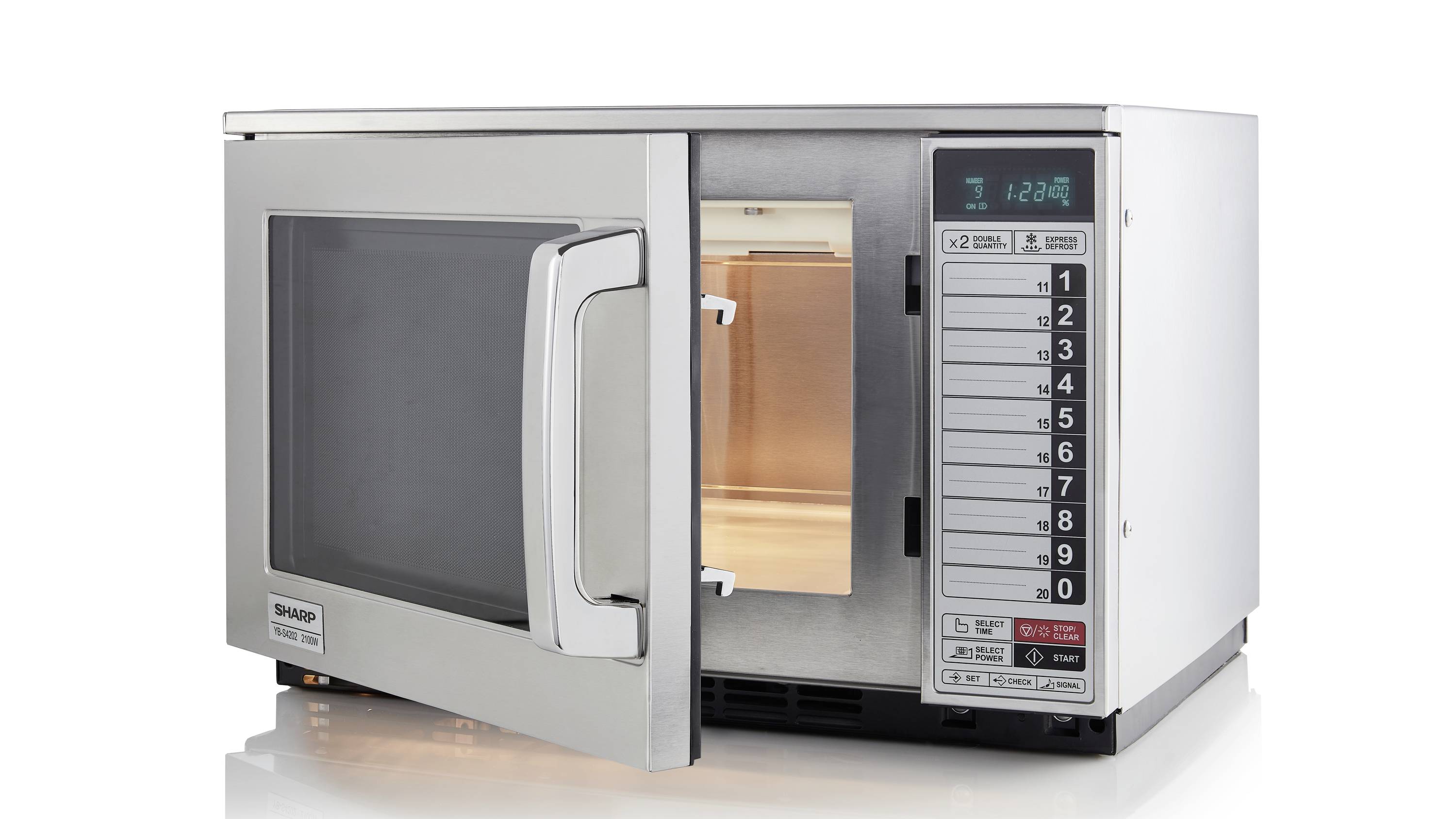 Eine silberne Mikrowelle mit geöffneter Tür, zeigt das Innere. Eine digitale Anzeige leuchtet, und eine Bedienfeld ist rechts zu sehen.