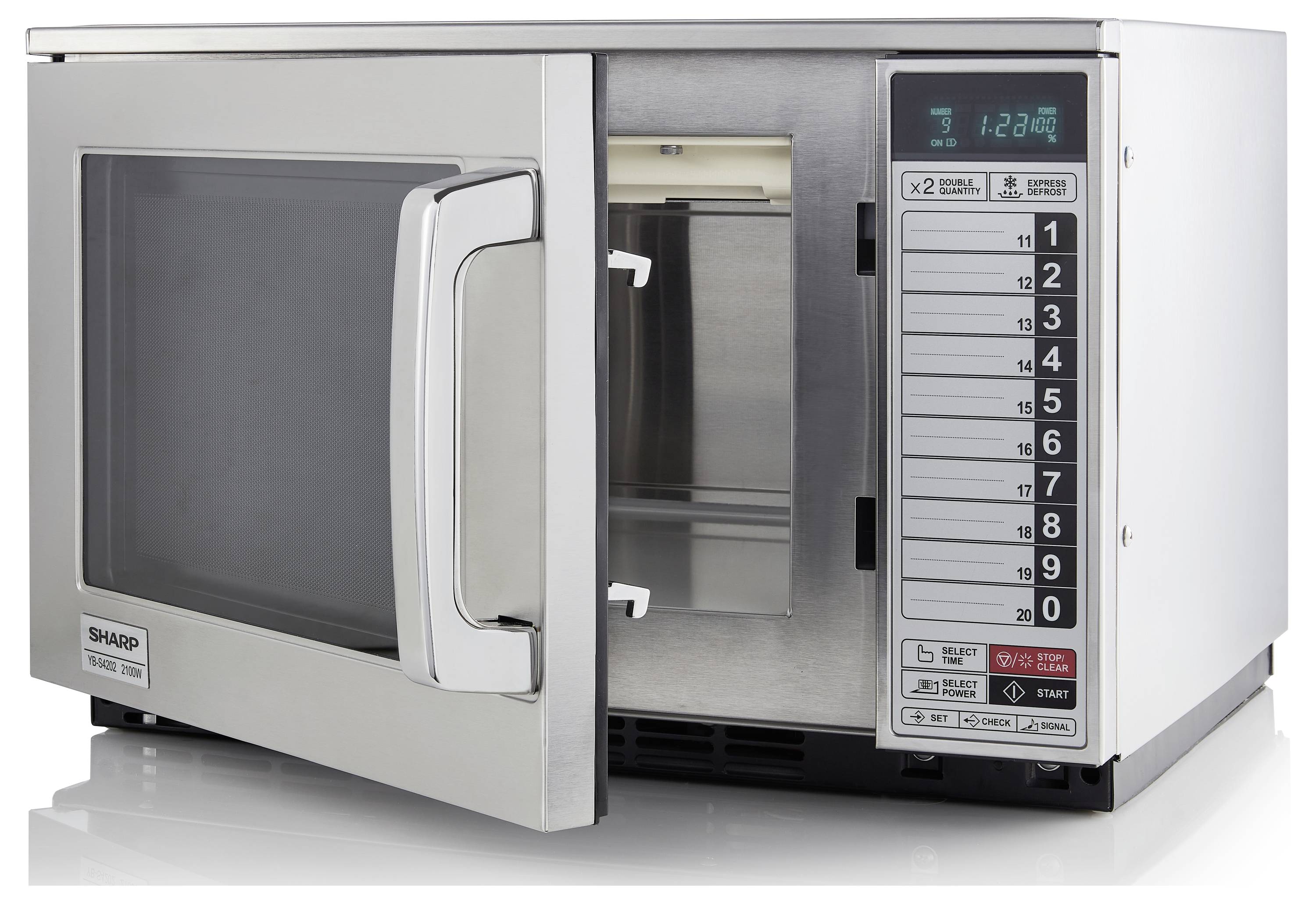 Ein Mikrowellenofen aus Edelstahl mit geöffneter Tür. Rechts befinden sich Bedienelemente mit Tasten und einem digitalen Display.