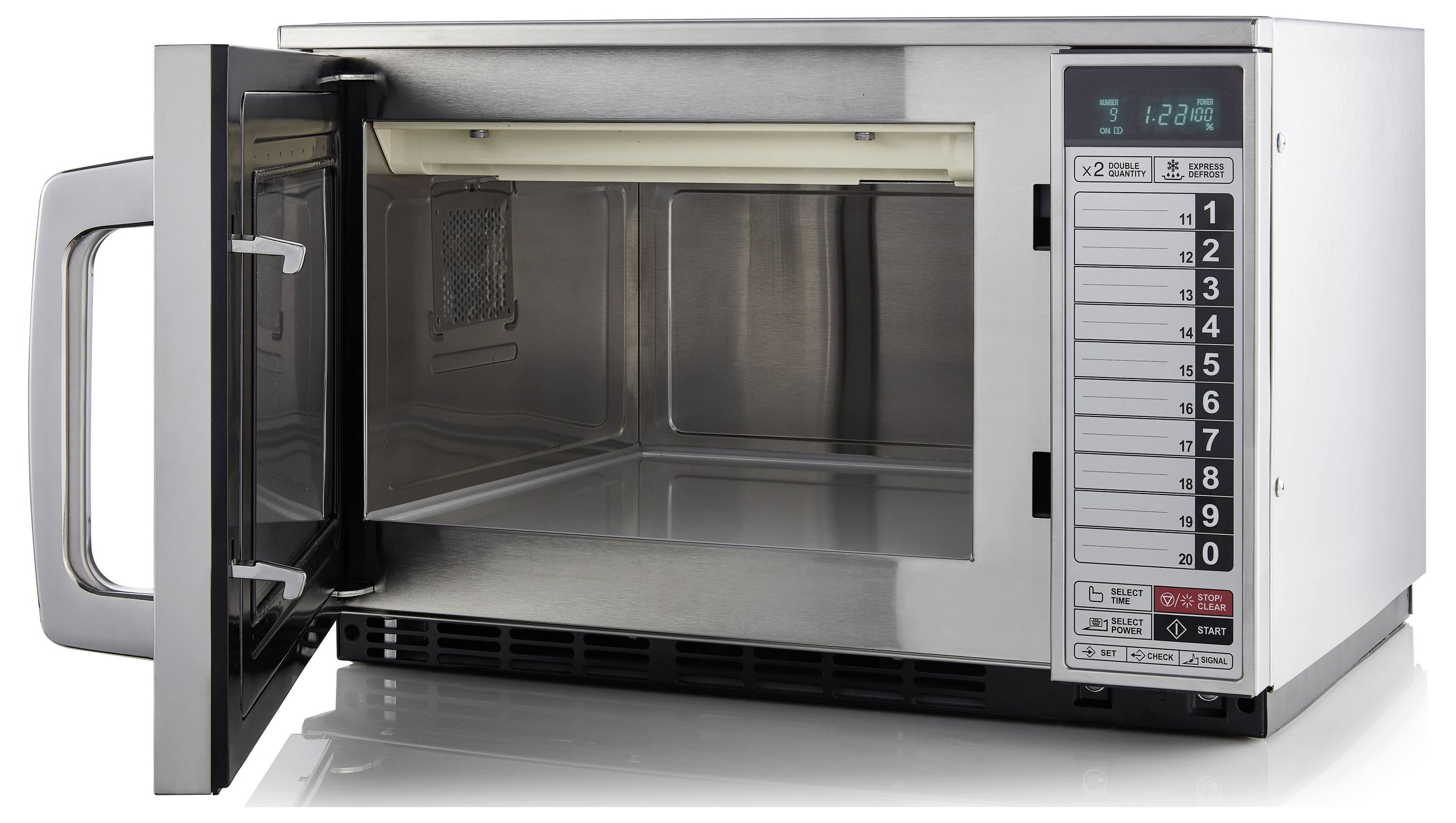 Eine Mikrowelle mit geöffneter Tür und sichtbarem Innenraum, zeigt ein Bedienfeld mit numerischen Tasten und digitaler Anzeige.