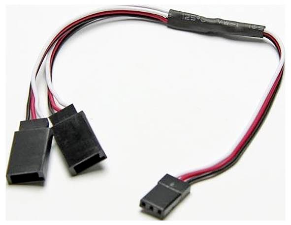 Stromkabel-Splitter mit drei schwarzen Anschlüssen und roten, weißen und schwarzen Drähten.
