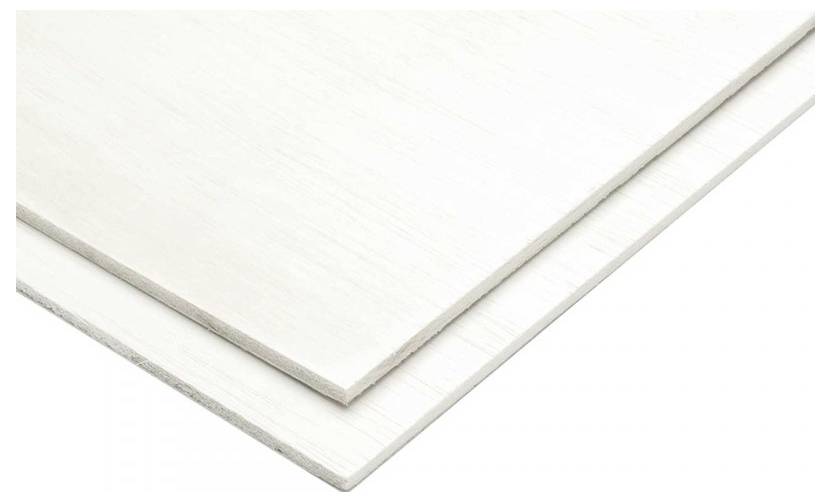 Weiß beschichtetes Sperrholz, zwei übereinanderliegende Platten, zeigen Struktur und Dicke des Materials.