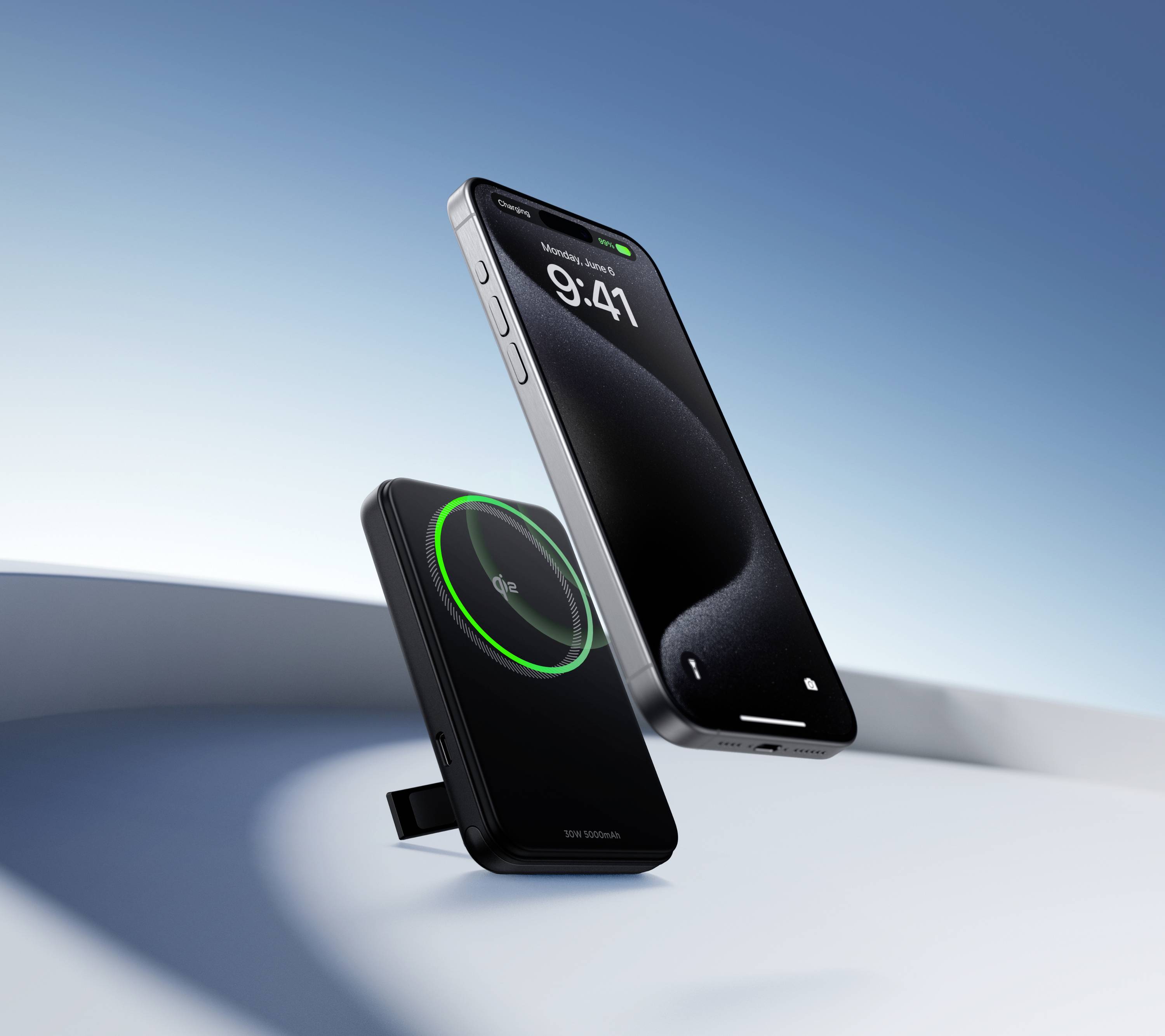 Ein Smartphone schwebt über einem kabellosen Ladegerät mit grünem Ladeindikator auf blauem Hintergrund.