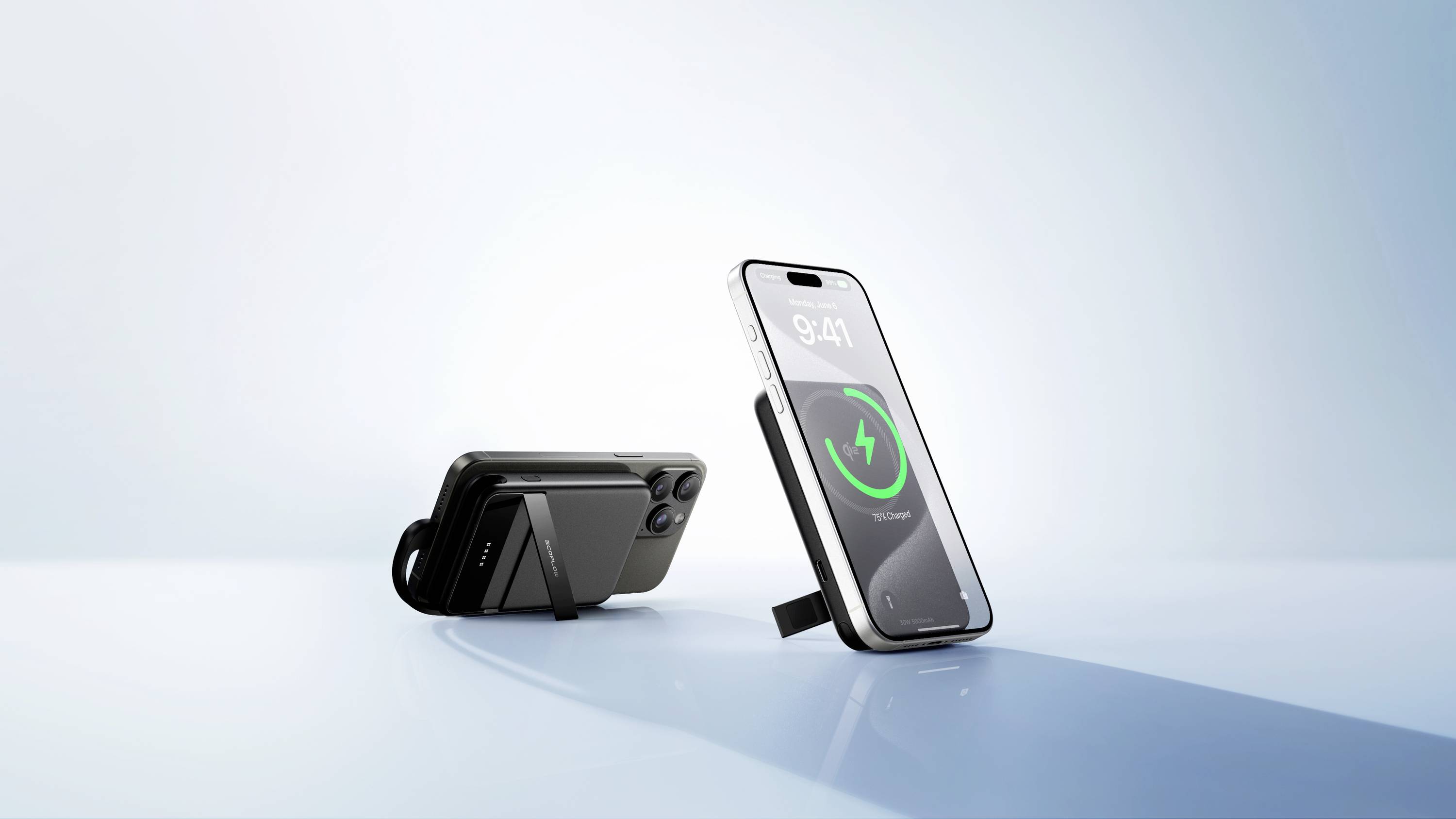 Zwei Smartphones auf einem Tisch, eins liegend und eins aufrecht mit kabelloser Ladeanzeige und Uhrzeit 9:41 auf dem Display.
